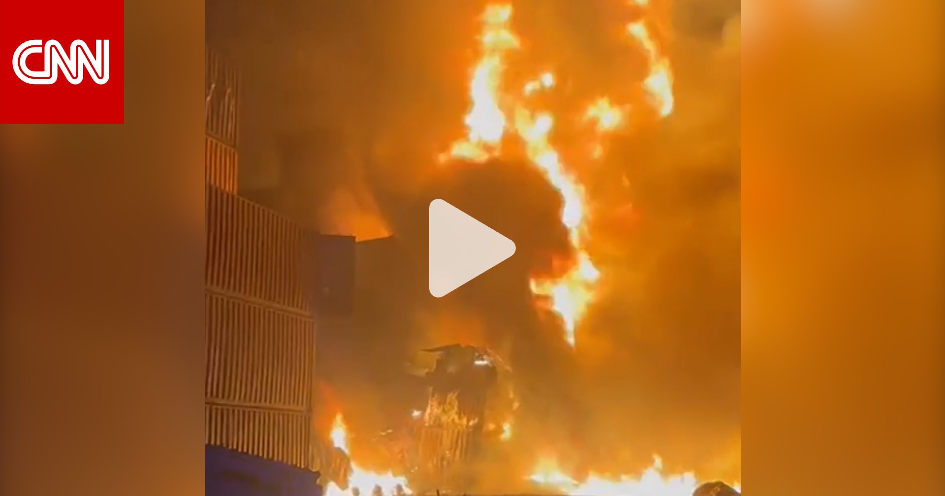 نيران تلتهم حاويات شحن بميناء أوكراني.. ومسؤولون: مسيرات روسية هاجمتها 