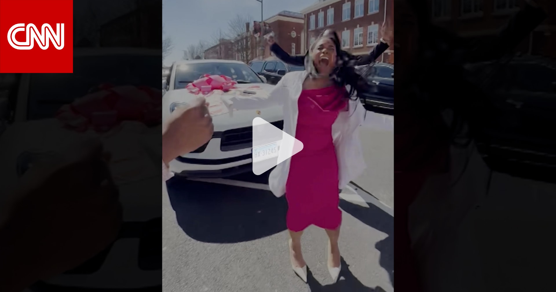 عاملة نظافة سابقة في مستشفى بأمريكا تعود إليه من جديد كطبيبة 