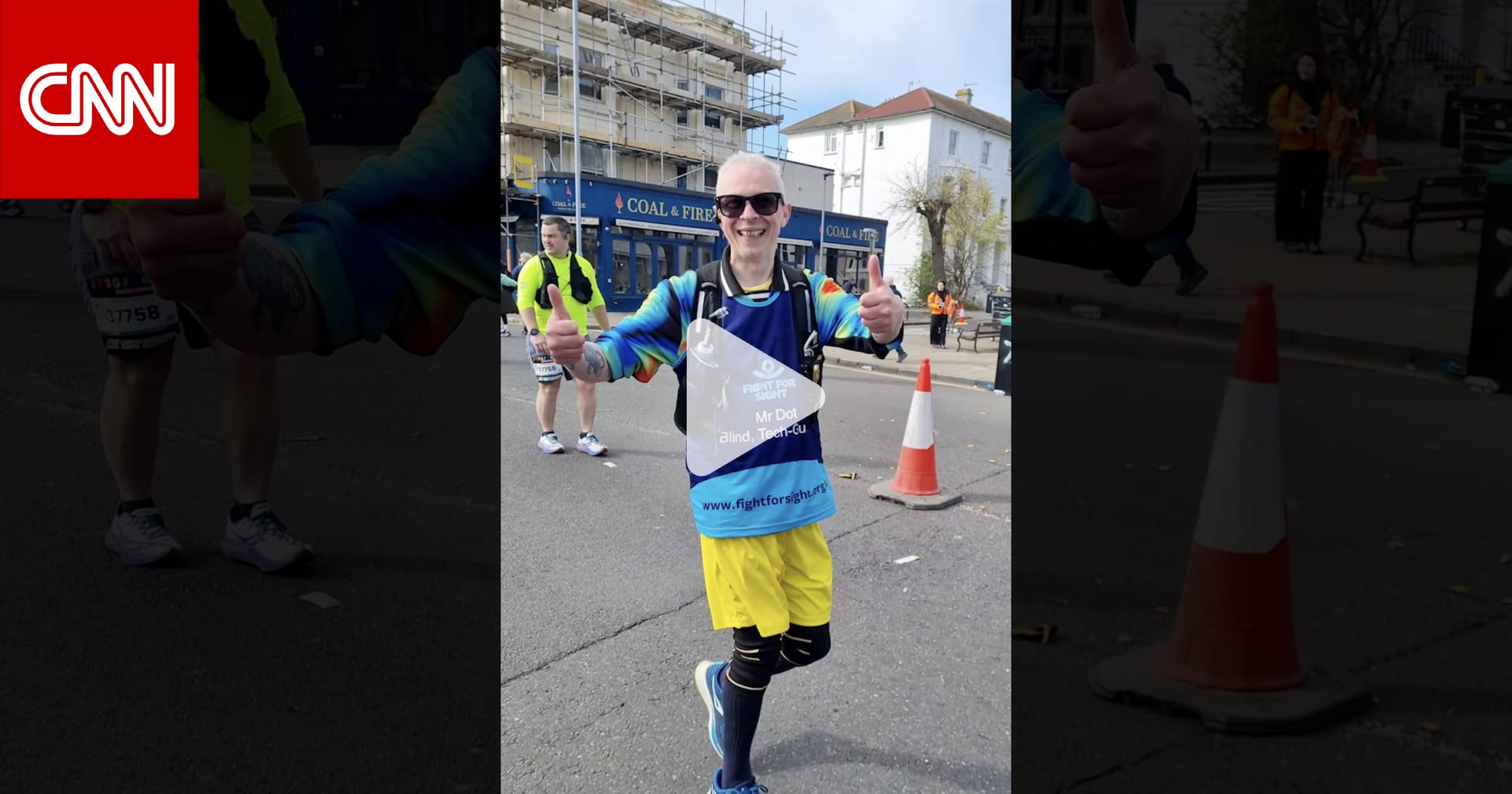 إنجاز عالمي غير مسبوق.. كفيف يُكمل ماراثونًا بتقنية الذكاء الاصطناعي 