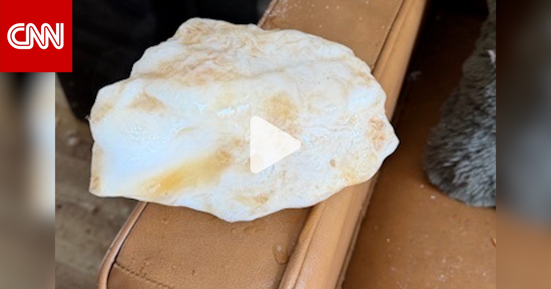 كتلة جليدية تخترق سقف منزل لتسقط على أريكة.. وتحقيق فيدرالي حول مصدرها 