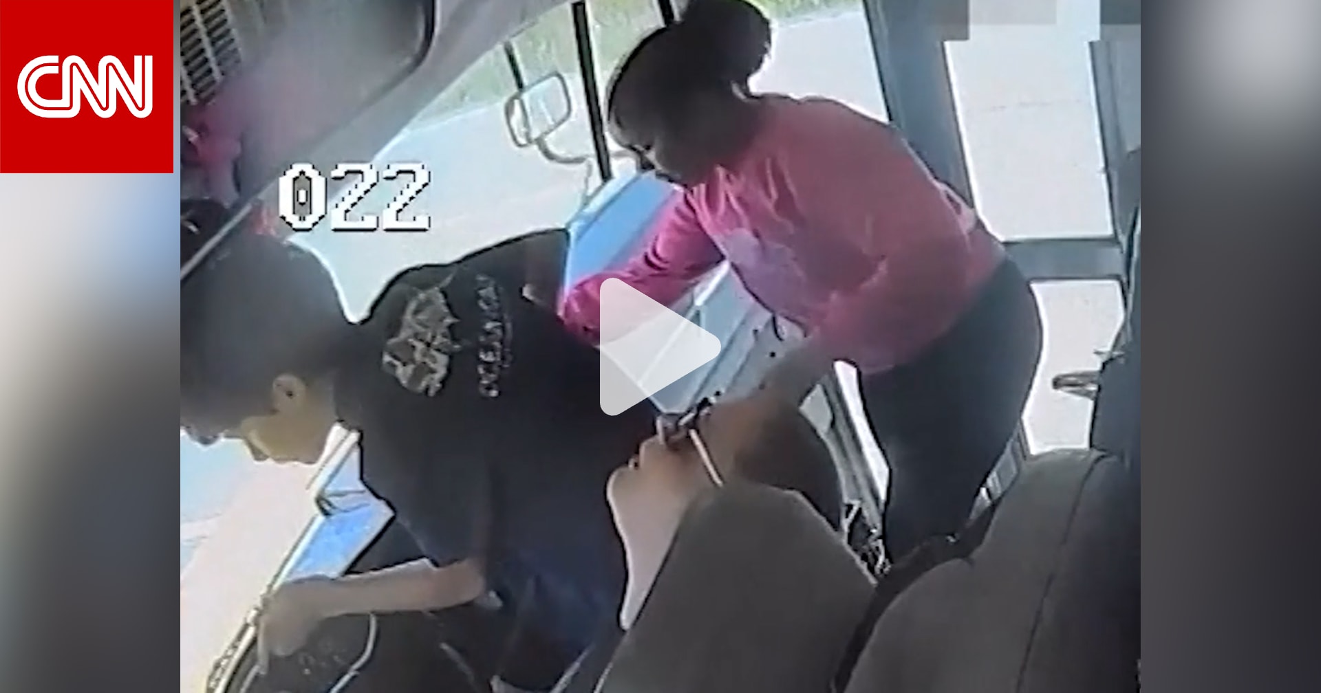 تحركوا سريعًا.. طلاب بالصف السادس يقودون حافلة بعد فقدان السائقة الوعي فجأة 