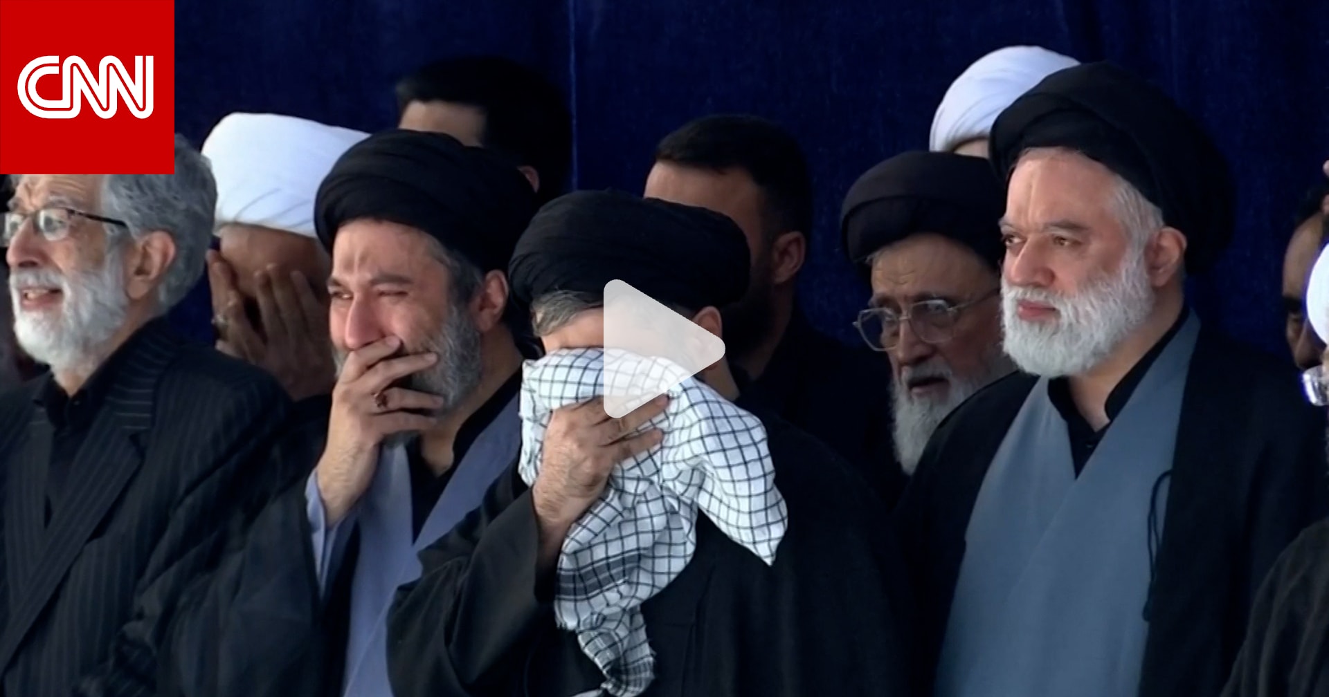 لقطات لأبناء علي خامنئي يبكون أثناء مراسم نقل نعشه.. ومجتبى لم يظهر معهم 