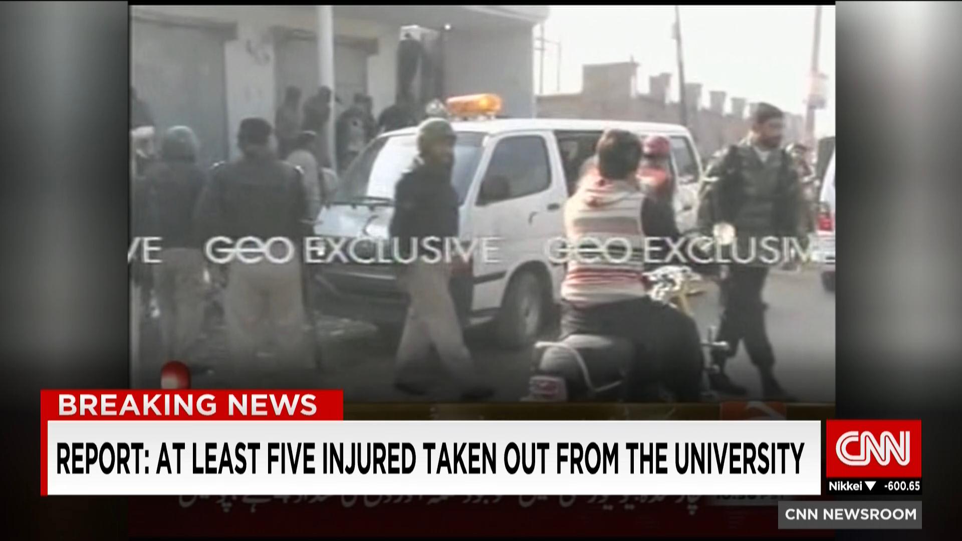 بالفيديو: المشاهد الأولى لاقتحام مسلحين جامعة باكستانية.. ذعر وانتشار أمني وعربات إسعاف