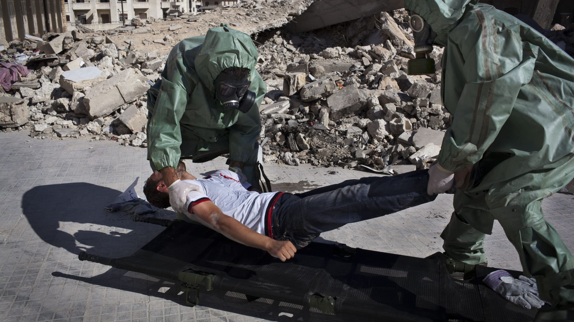 “هل سأموت؟”.. طفل سوري يعاني بعد قصف كيماوي محتمل