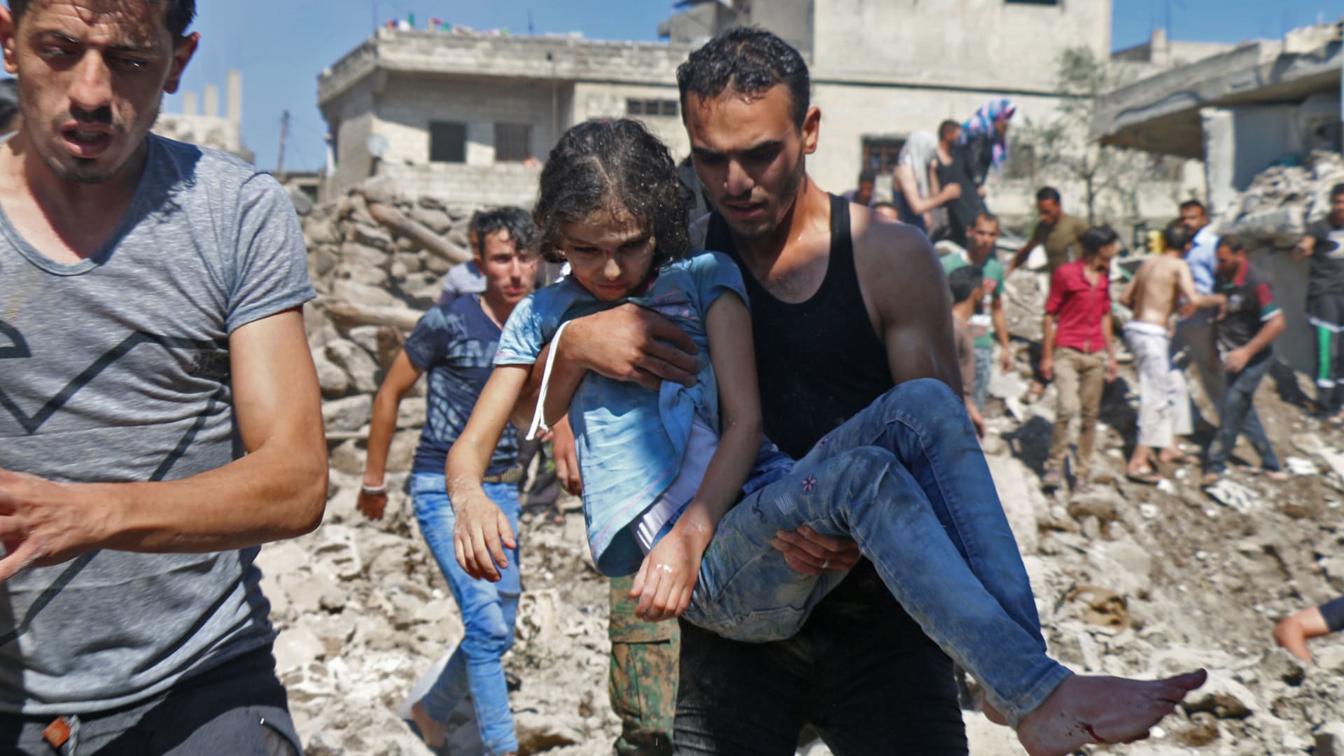 “مهد الثورة السورية” تحت ضربات الأسد وإسرائيل ترسل المساعدات