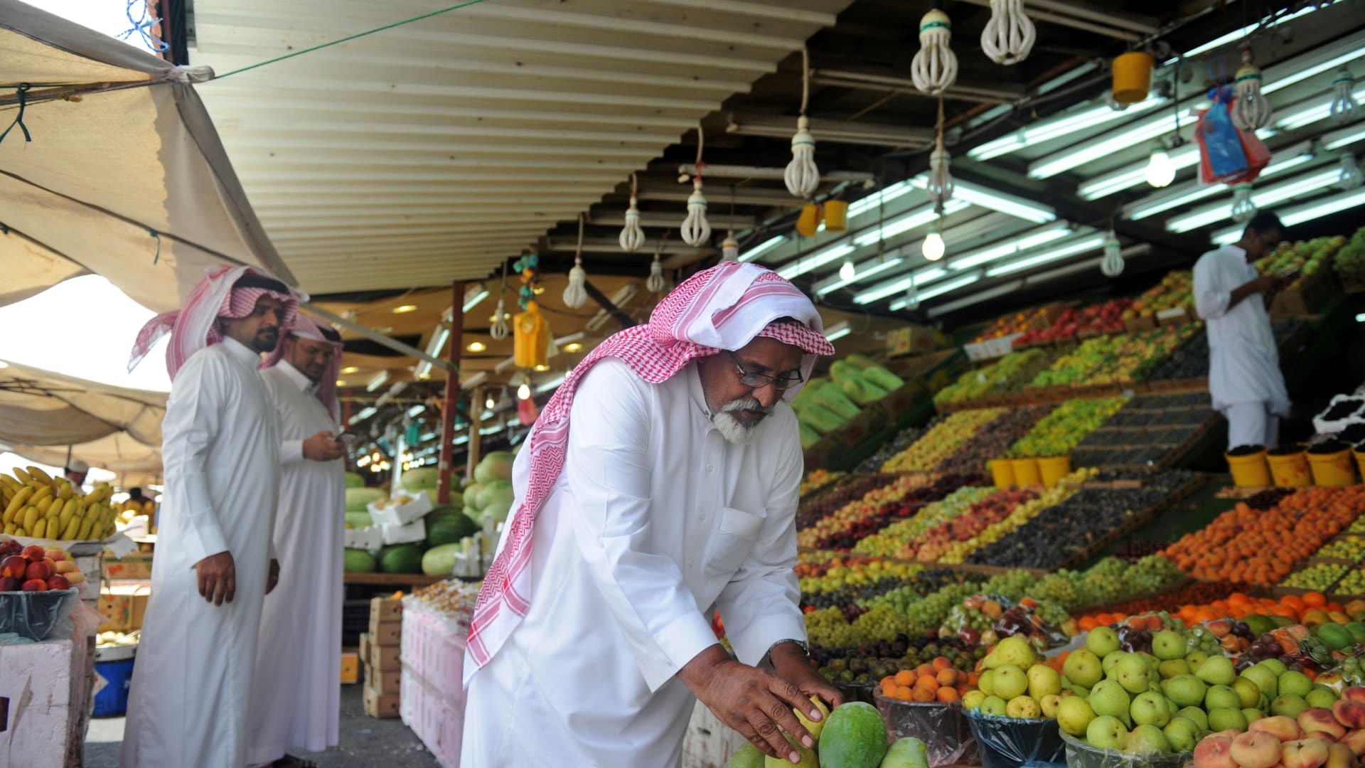 السعودية تحدد نسب الوافدين بمنافذ البيع بـ30%