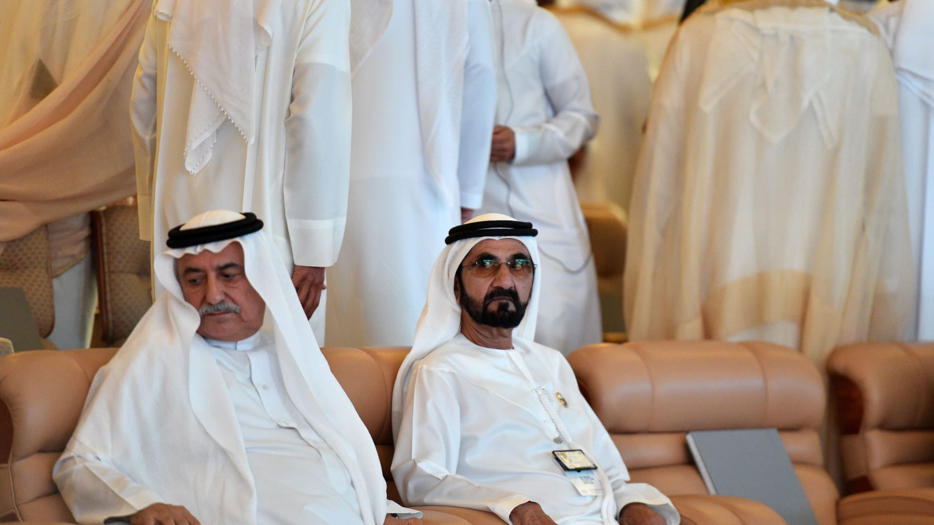 محمد بن سلمان يلتقط صور سيلفي مع حضور بمؤتمر قمة الاستثمار