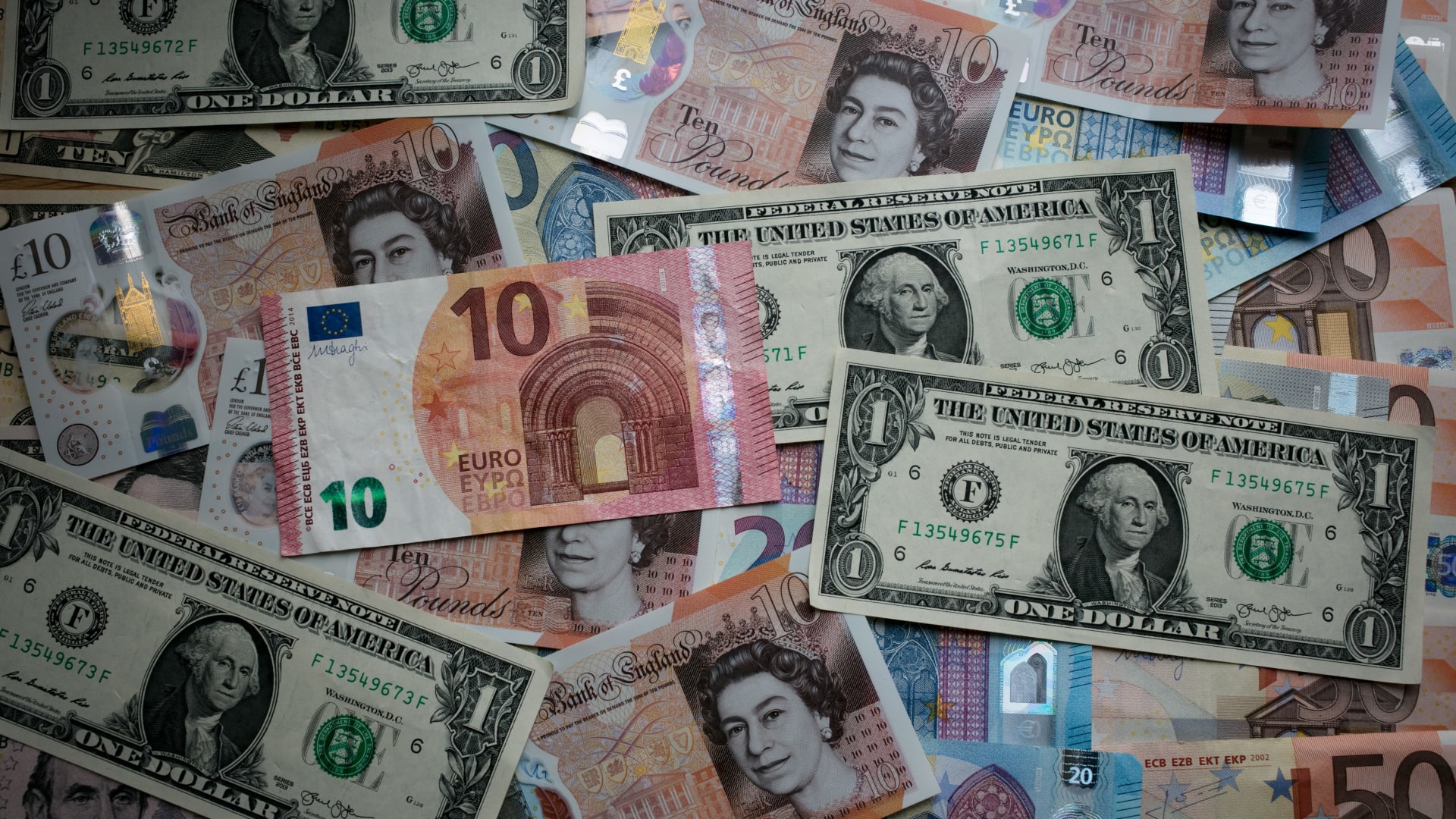 هل تؤدي قوة الدولار إلى ركود اقتصادي عالمي؟