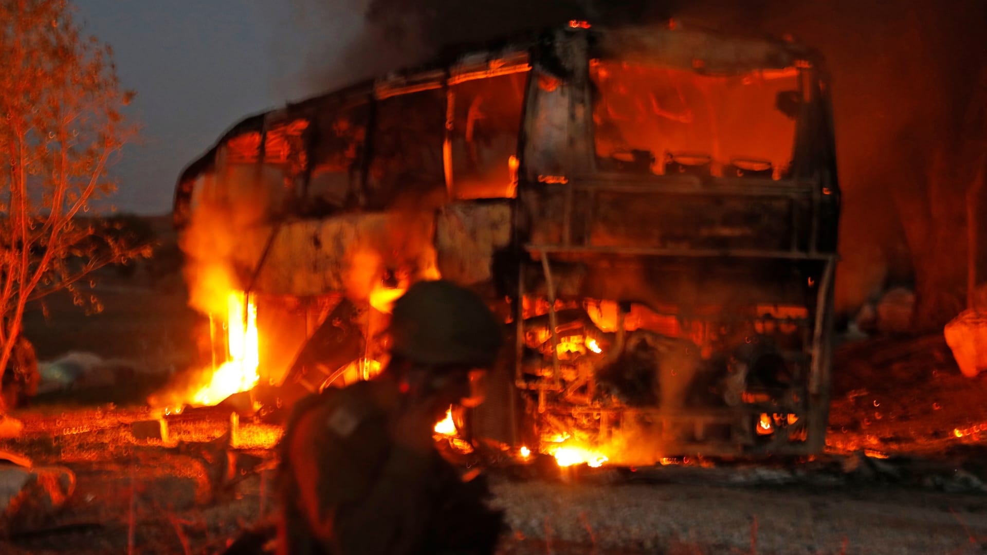 احتراق حافلة إسرائيلية جراء قصف صاروخي من غزة