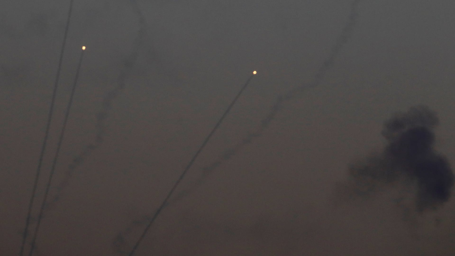 احتراق حافلة إسرائيلية جراء قصف صاروخي من غزة