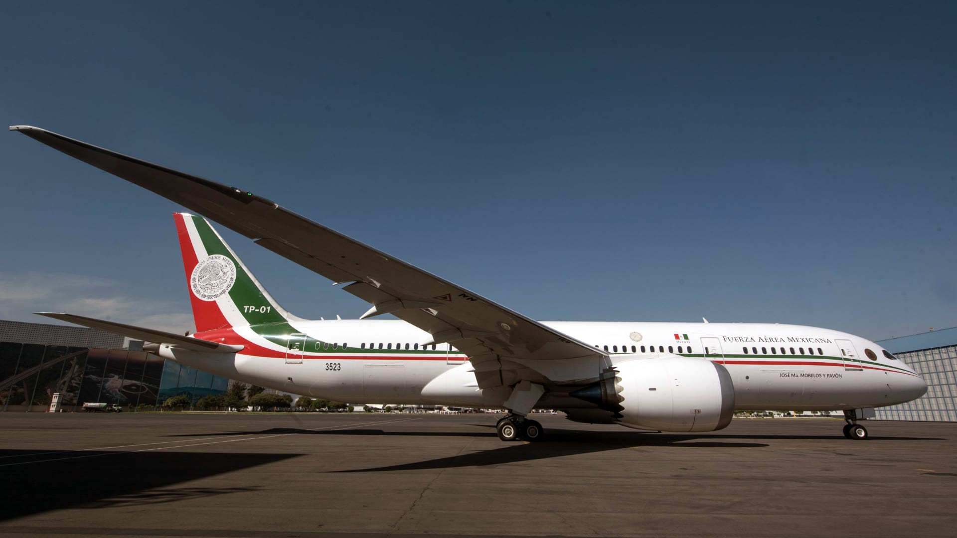 باع الطائرة ولم ينم بالقصر.. رئيس المكسيك الجديد يفي بوعوده