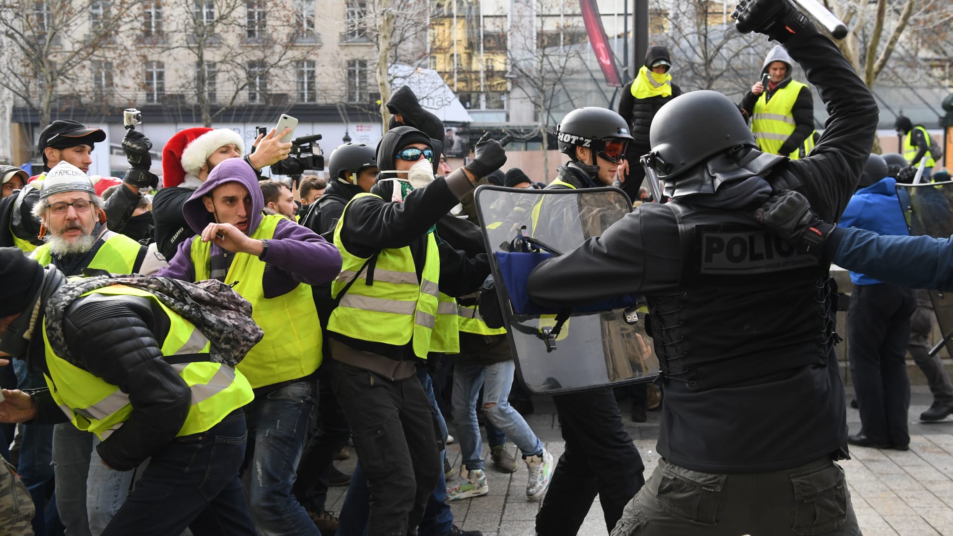 وزير الداخلية الفرنسية عن الاحتجاجات: الوضع تحت السيطرة