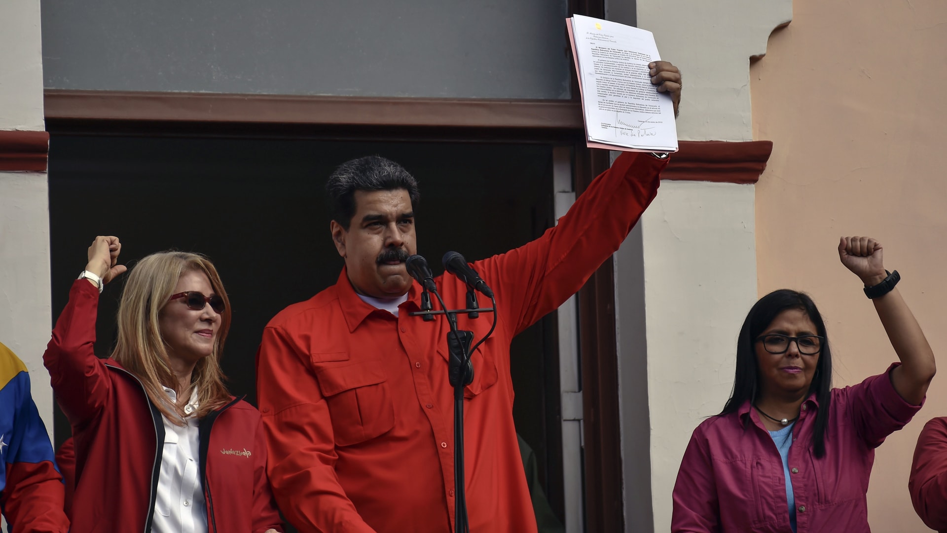 كل ما يجب أن تعرفه عن الأزمة السياسية بفنزويلا