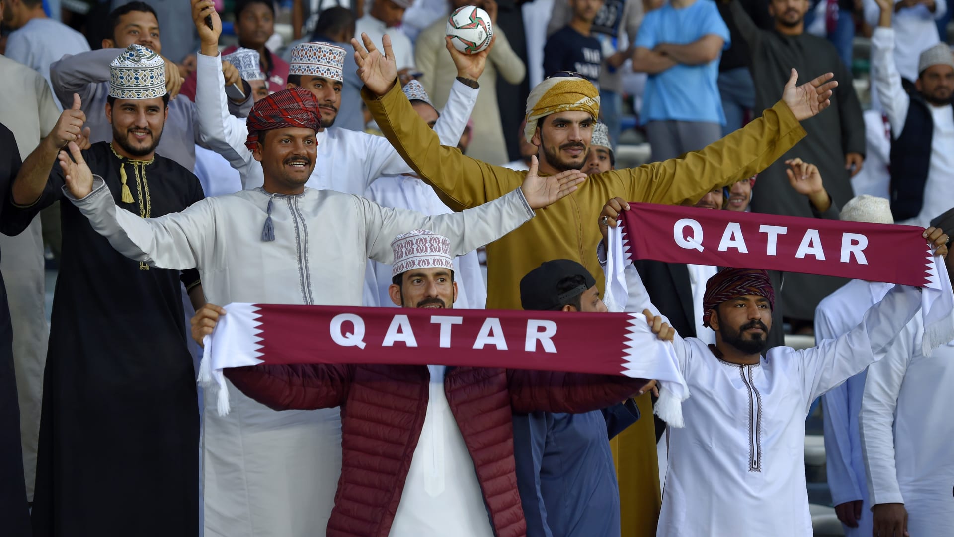 بالفيديو.. أمير قطر يدافع عن استضافة كأس العالم  واتهامات "استعباد العمالة"