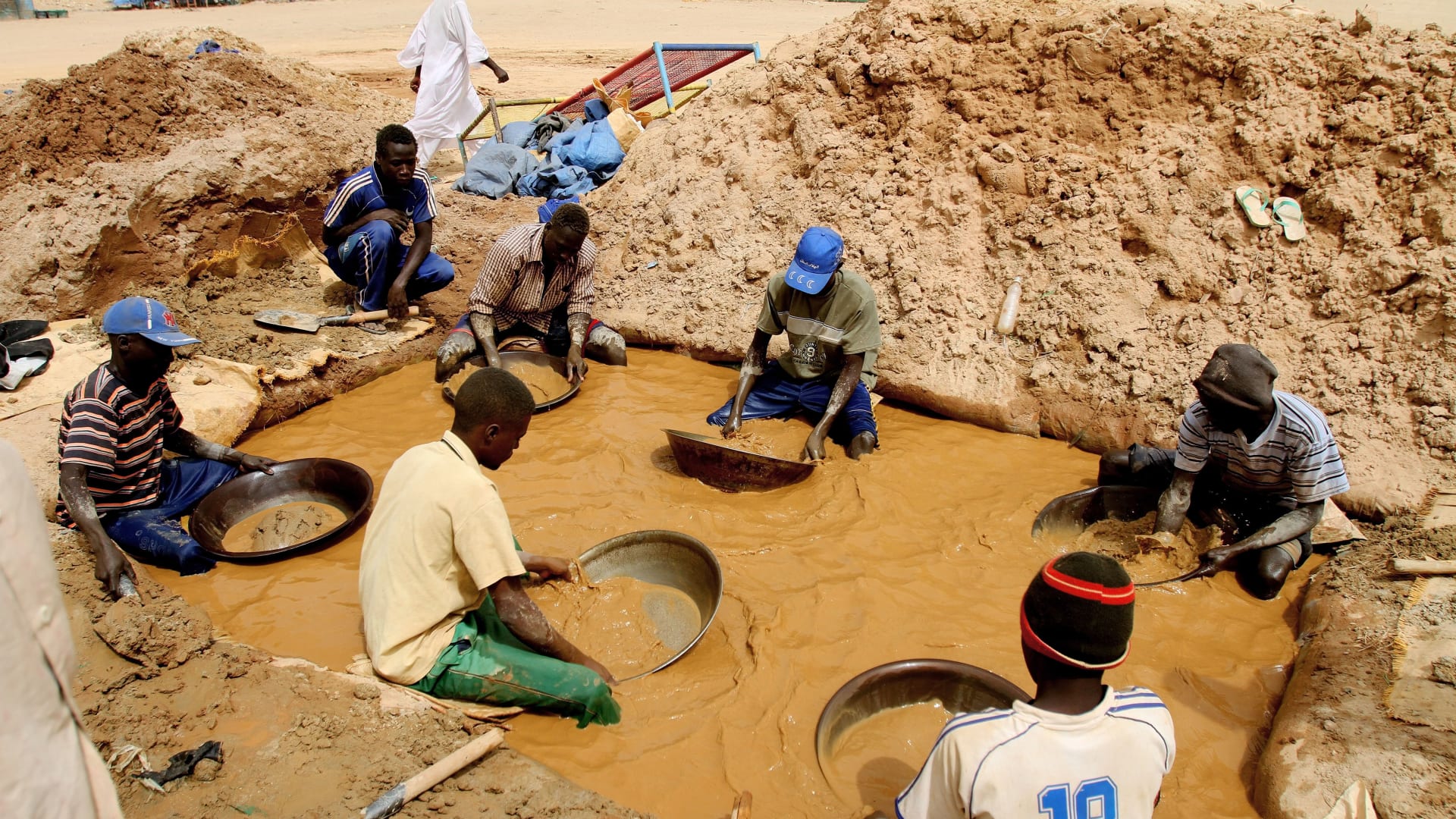 من رغيف الخبز إلى المحروقات.. لماذا يحتج السودانيون؟