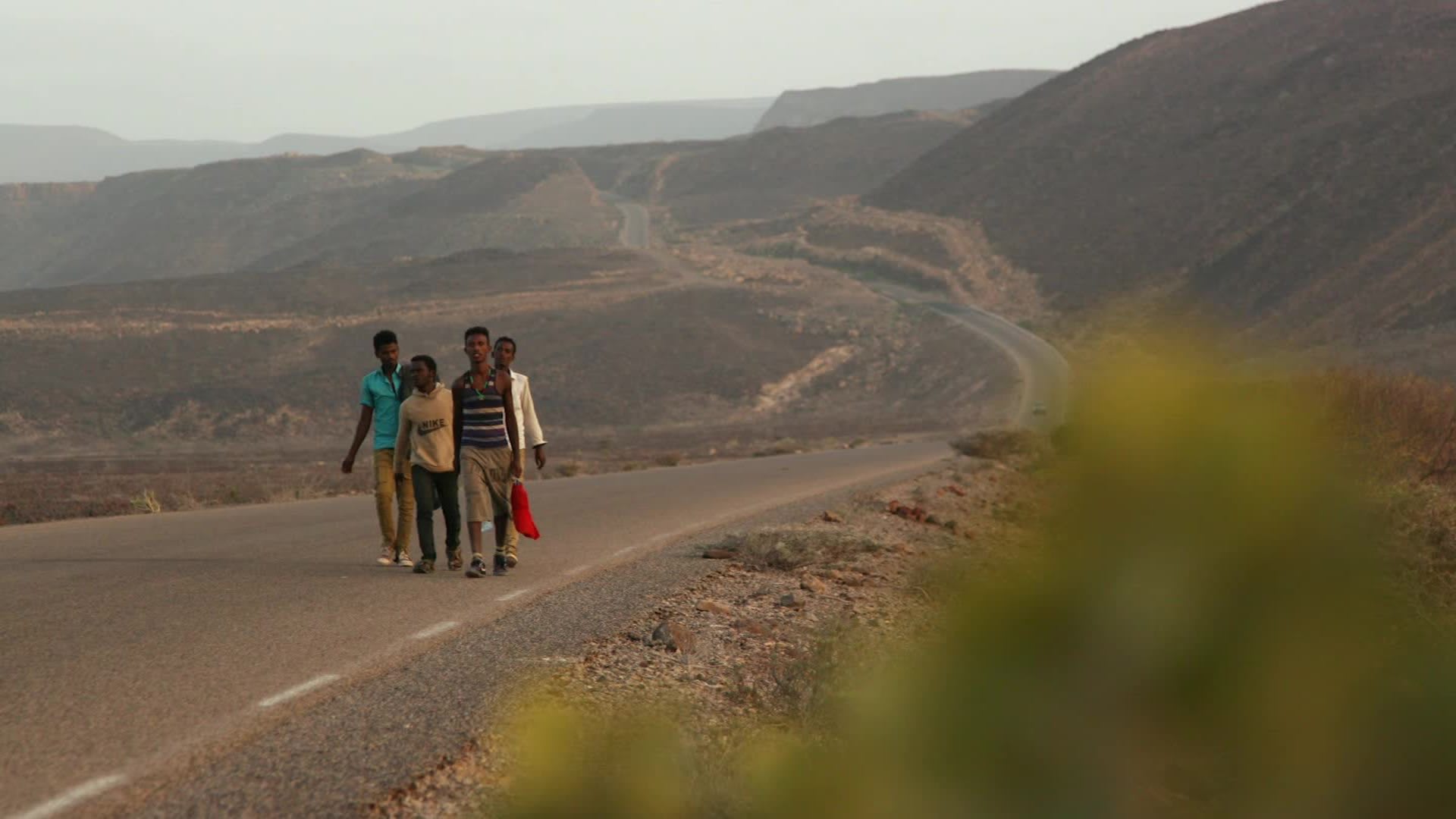 كيف يخاطر مهاجرون إثيوبيون بالعبور عبر حرب اليمن للوصول إلى السعودية؟