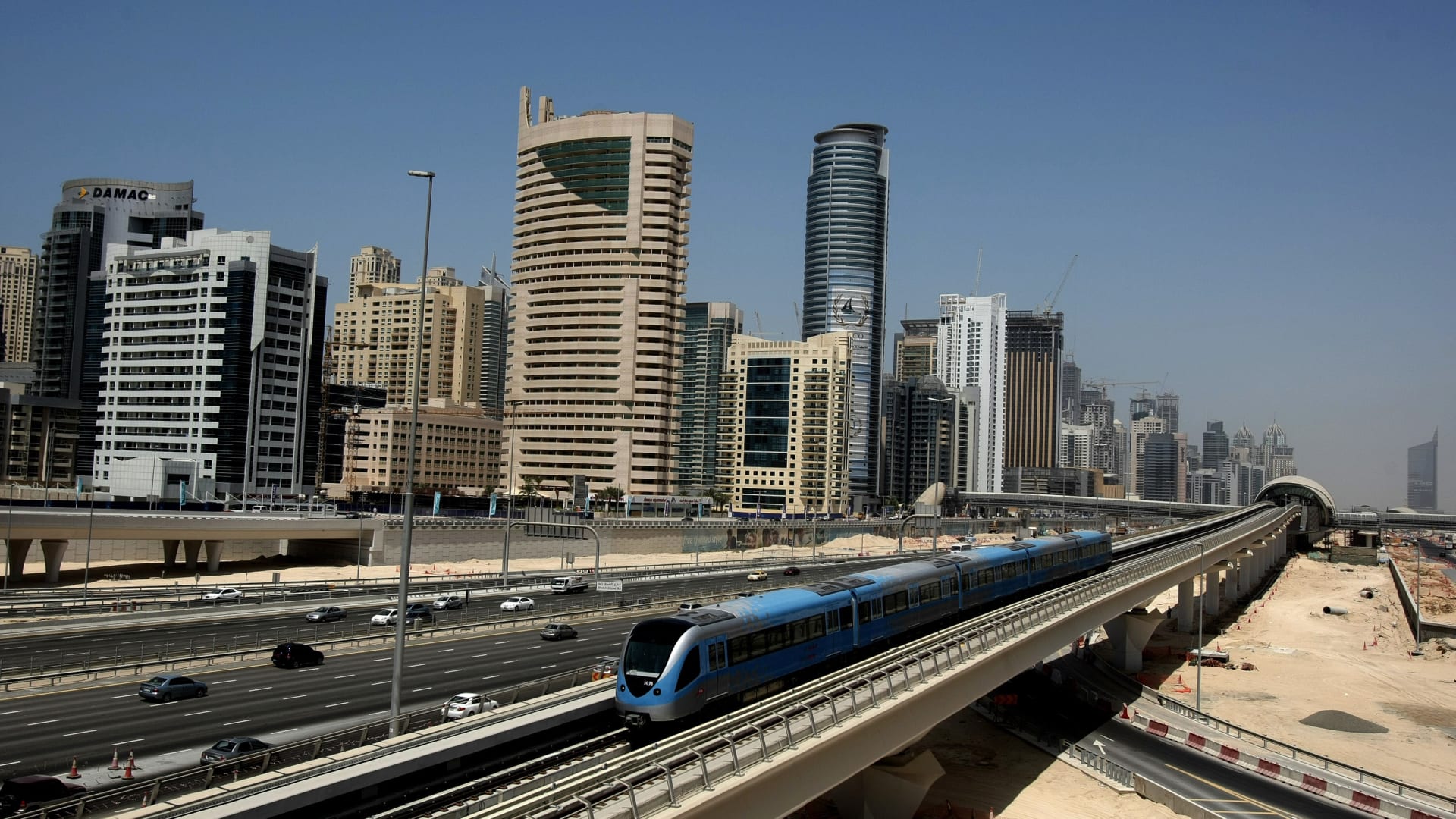هل تبقى السيارات الخاصة الخيار الأول لتنقل سكان الإمارات؟