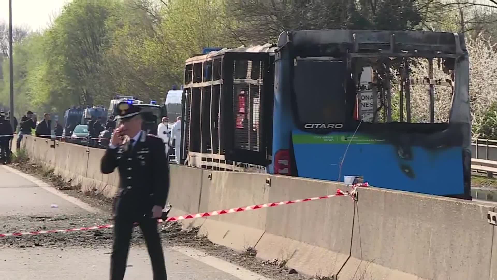 رجل يخطف حافلة تقل 51 طفلاً ويشعل النيران فيها بإيطاليا