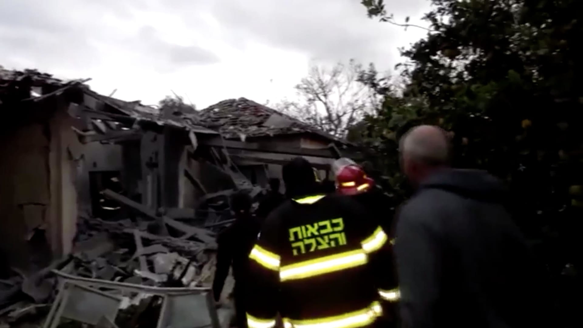 المشاهد الأولى بعد إصابة صاروخ لمنزل إسرائيليين قرب تل أبيب