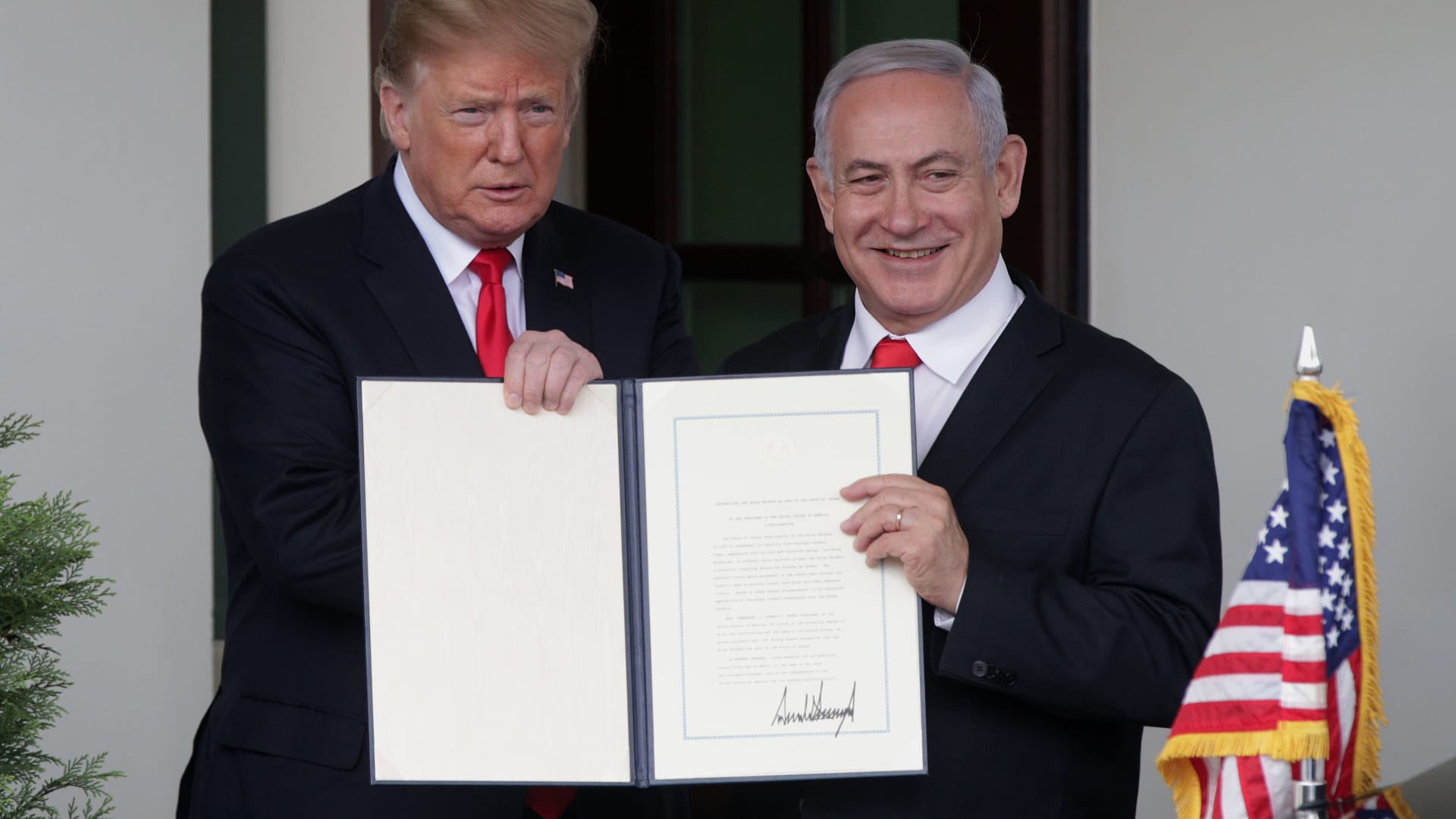 لحظة توقيع ترامب على الاعتراف بسيادة إسرائيل على الجولان