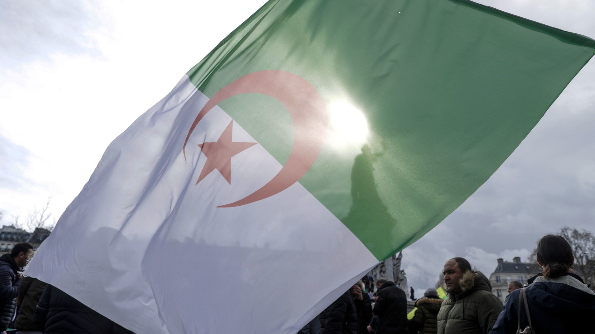 ما هي المادة 102 من الدستور الجزائري؟