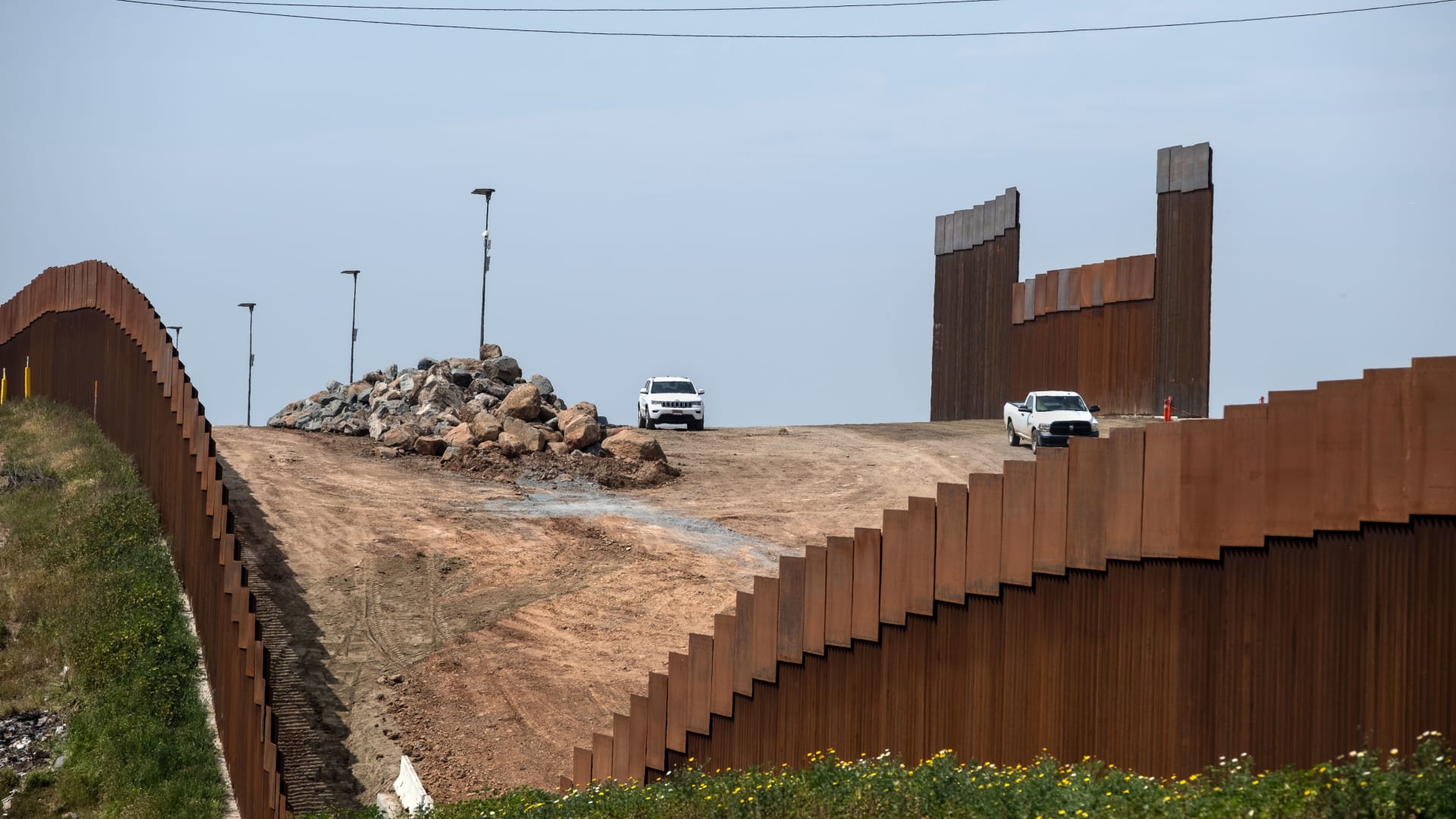 كيف تبدو حقيقة الجدار الحدودي بين أمريكا والمكسيك