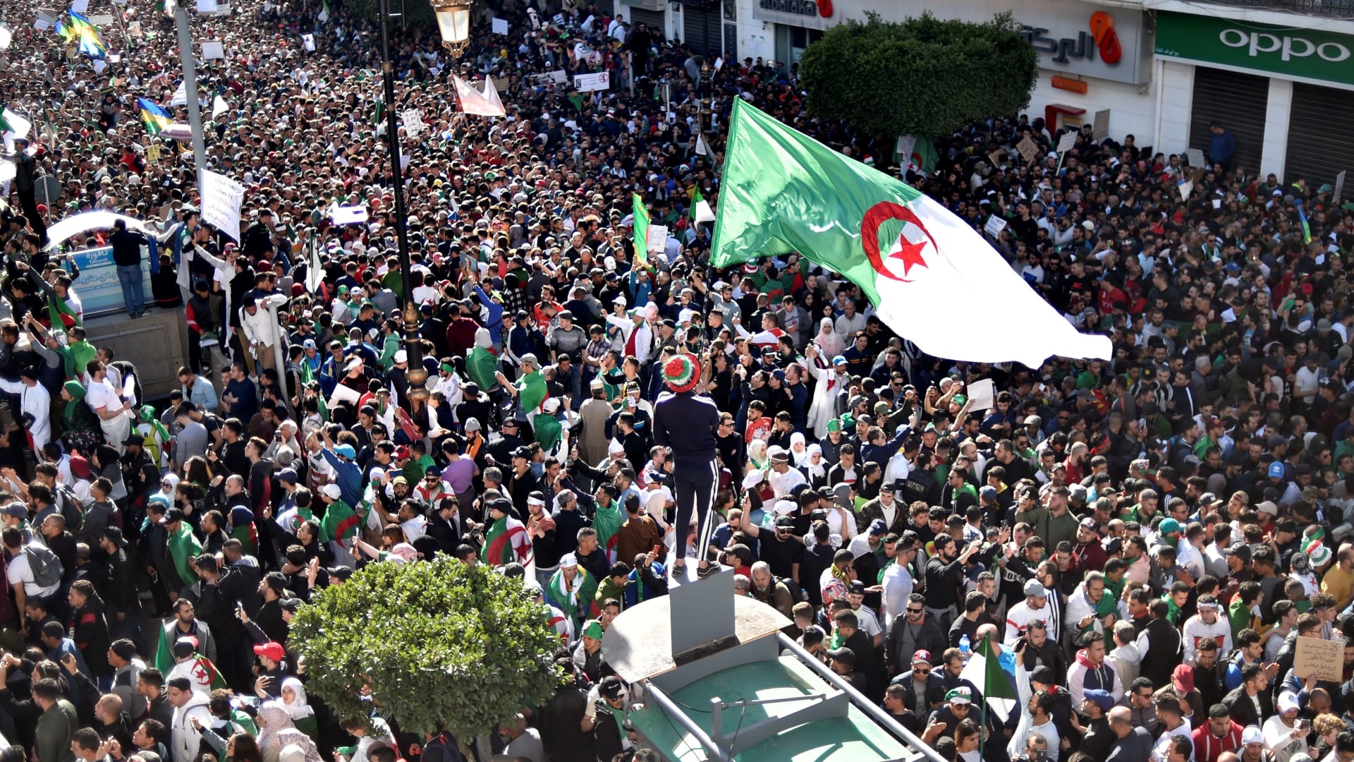الجزائر على حافة التغيير.. والشارع يتمسك بمطالبه