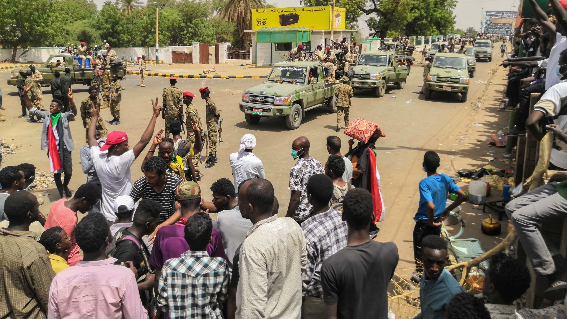 شاهد.. سودانيون يحتفلون وسط تداول أنباء عن "عزل البشير"