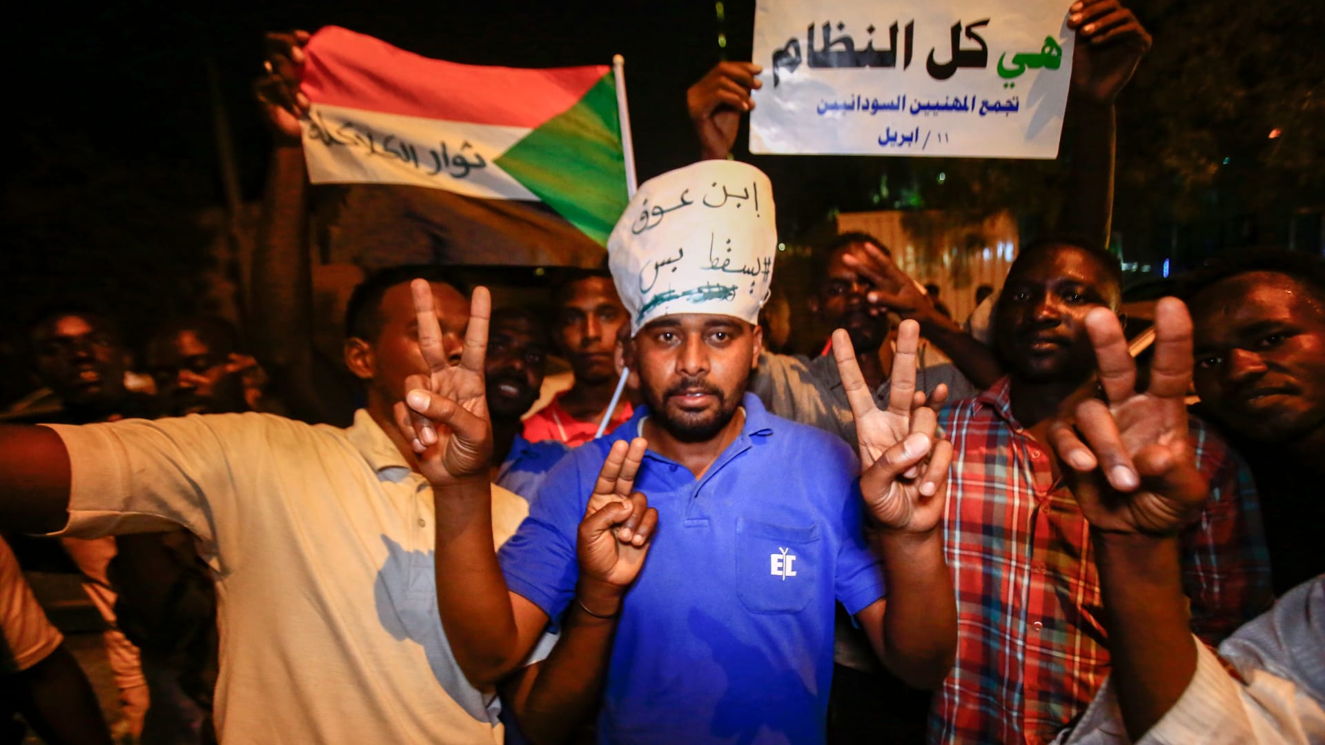سودانيون يحتجون ضد وزير الدفاع بعد الانقلاب: تسقط بس