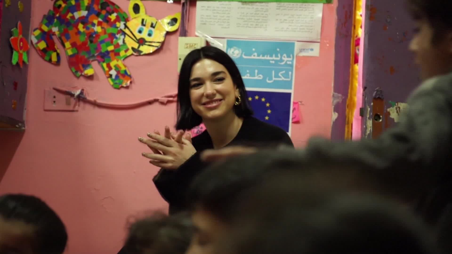 المغنية الحائزة على "غرامي" دوا ليبا تزور لاجئي سوريا في لبنان