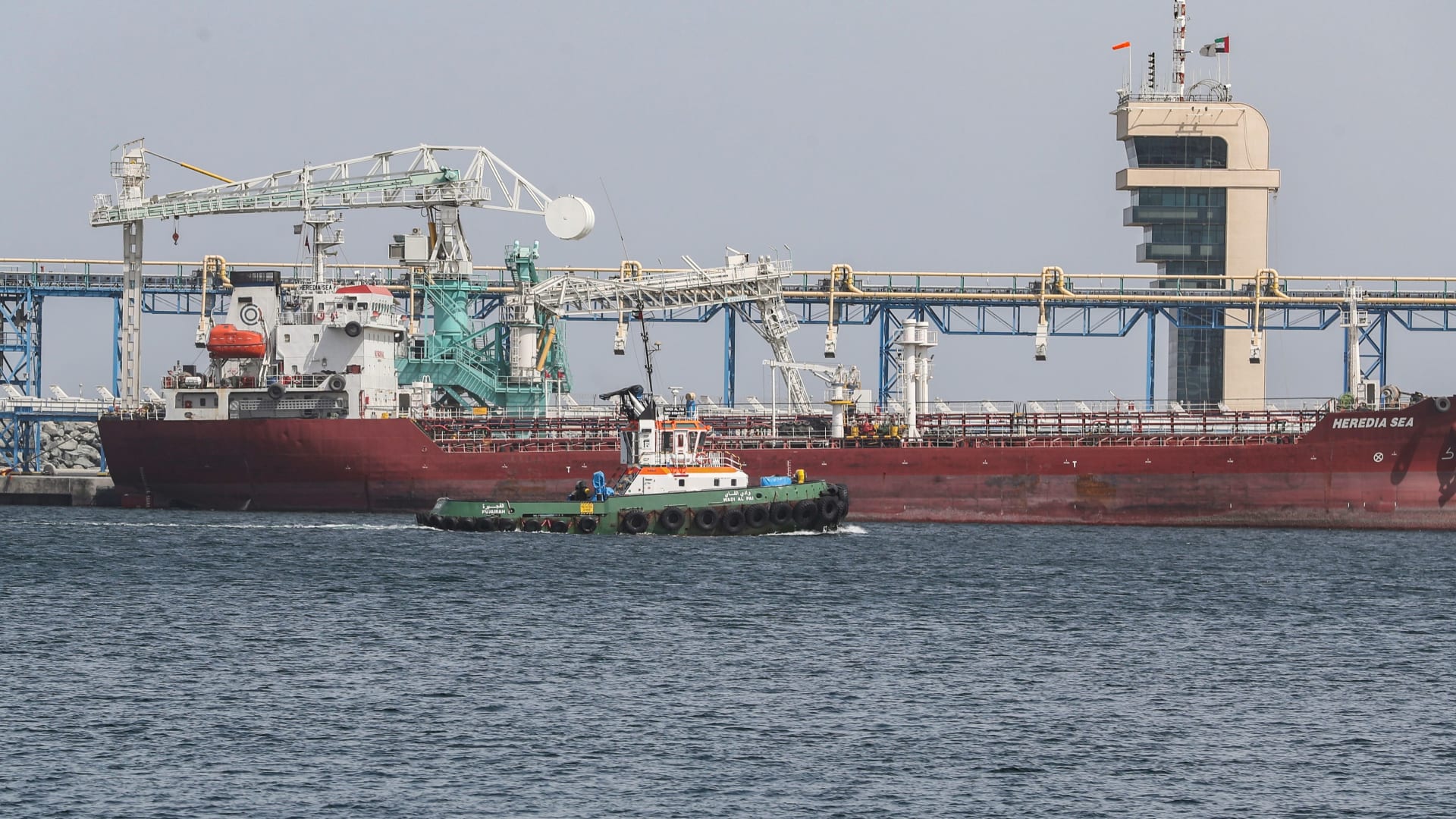شاهد آثار "الهجوم التخريبي" الذي استهدف 4 سفن قرب الإمارات