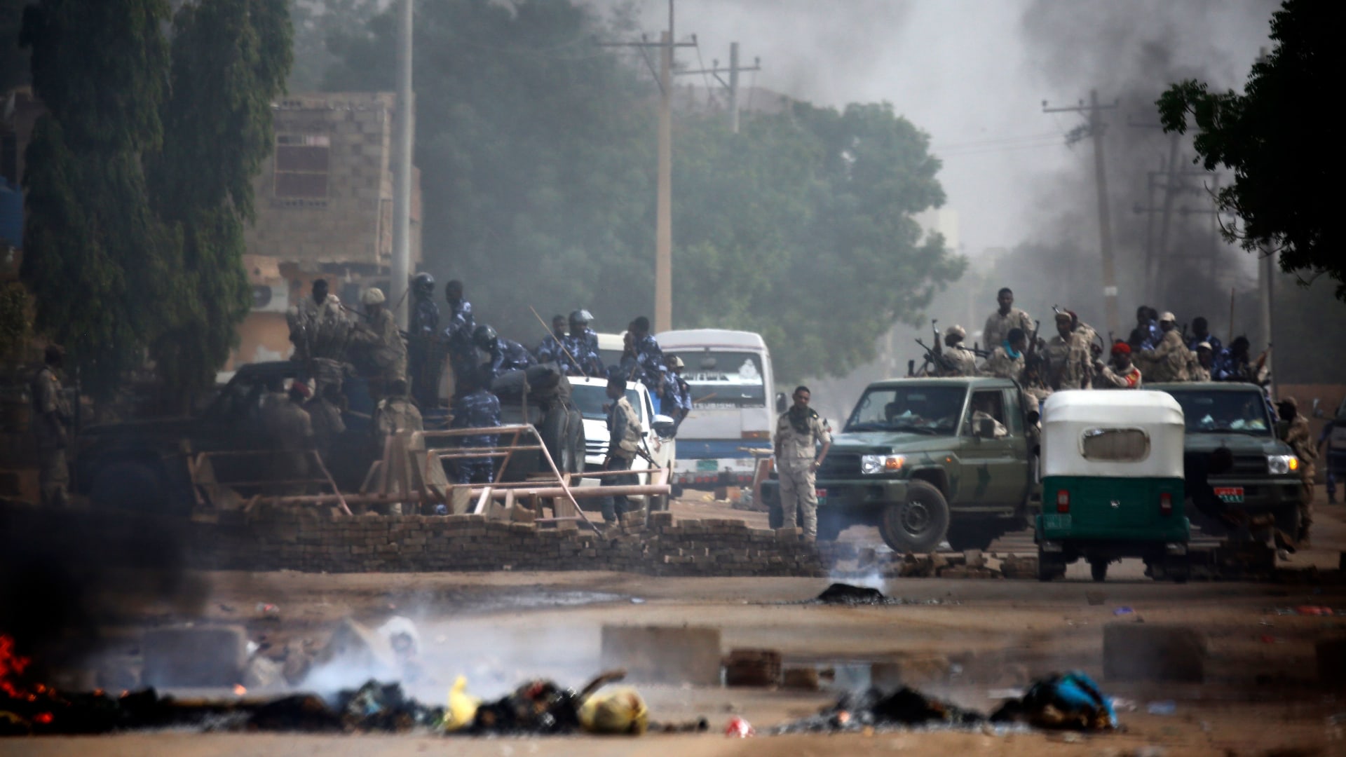 سودانيون يحاولون الهرب من قوات الأمن.. وسماع دوي طلقات نارية