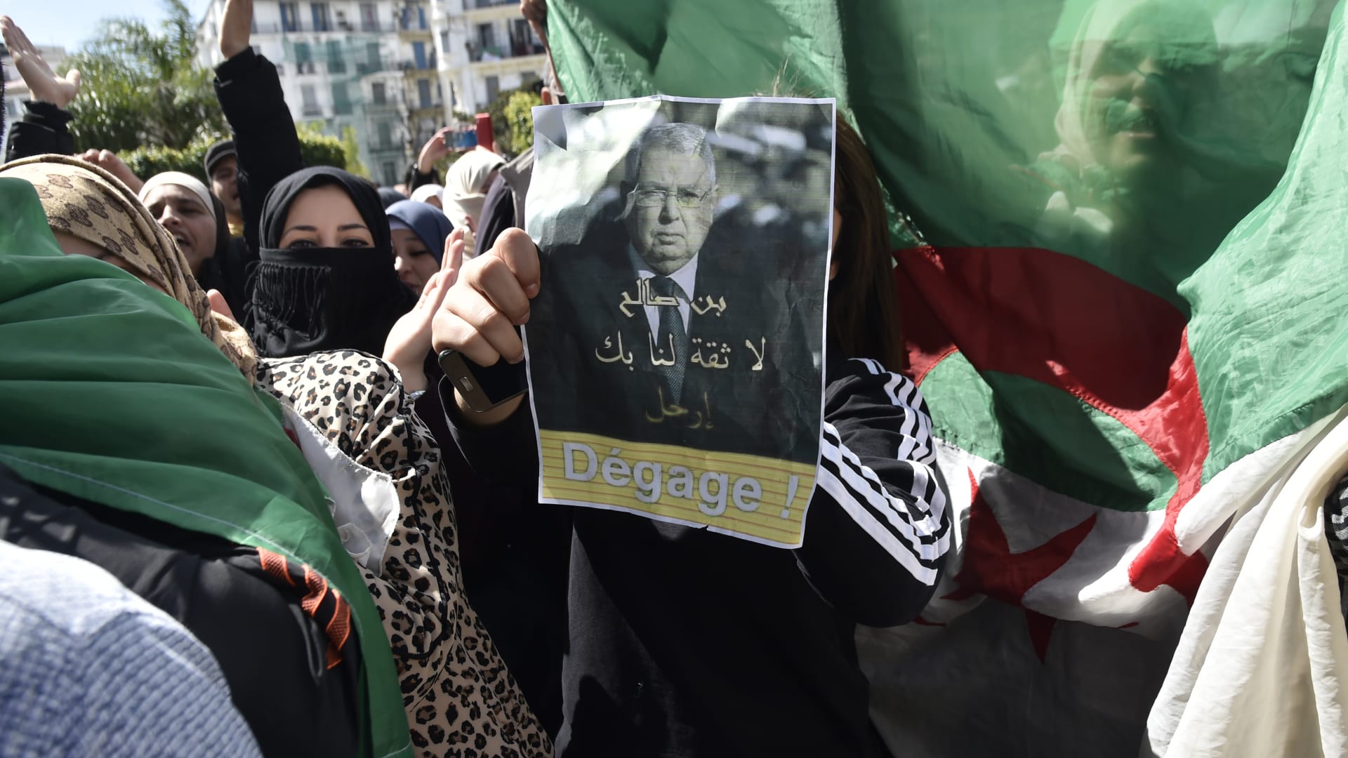 مظاهرات في الجزائر ضد الرئيس المؤقت عبد القادر بن صالح المعين حديثًا