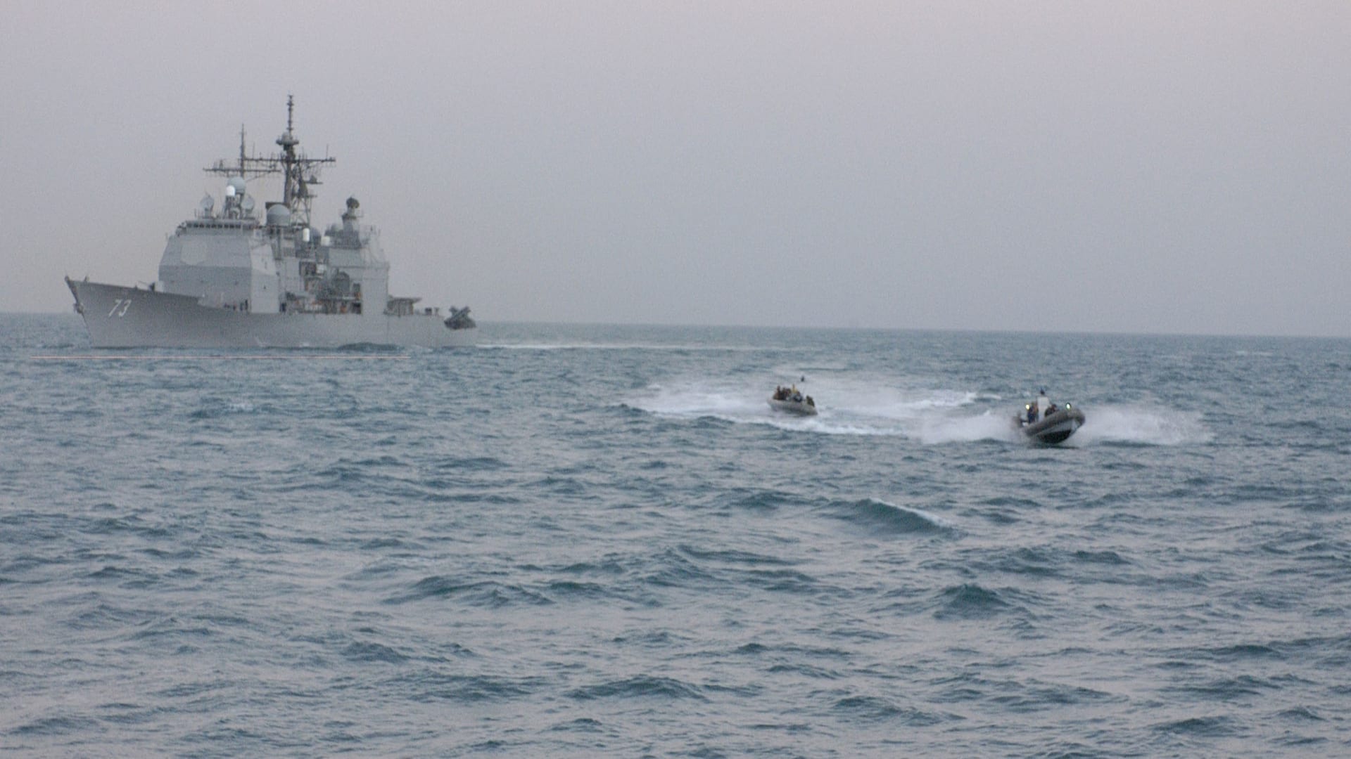 إيران تستعرض "عضلاتها" البحرية في الخليج.. وتحذيرات أمريكية