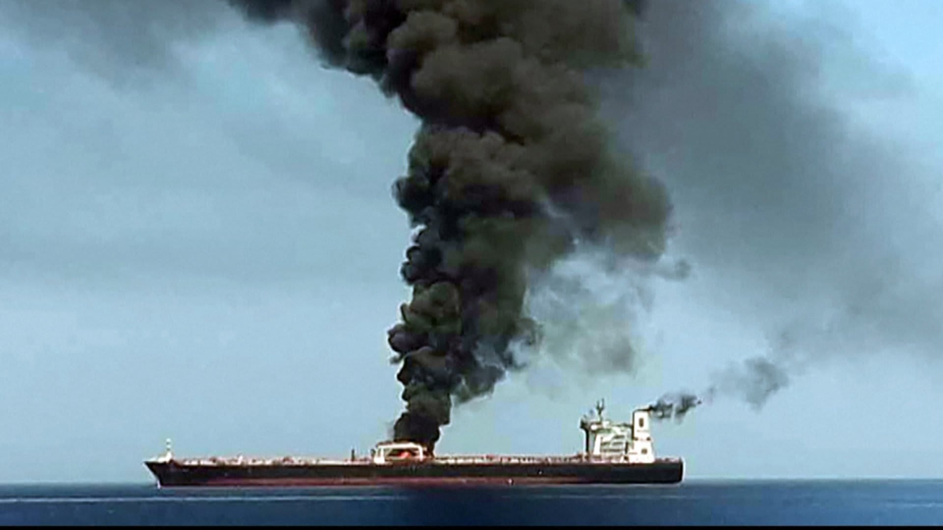 إيران تبث فيديو لنيران مشتعلة بإحدى السفينتين في خليج عمان
