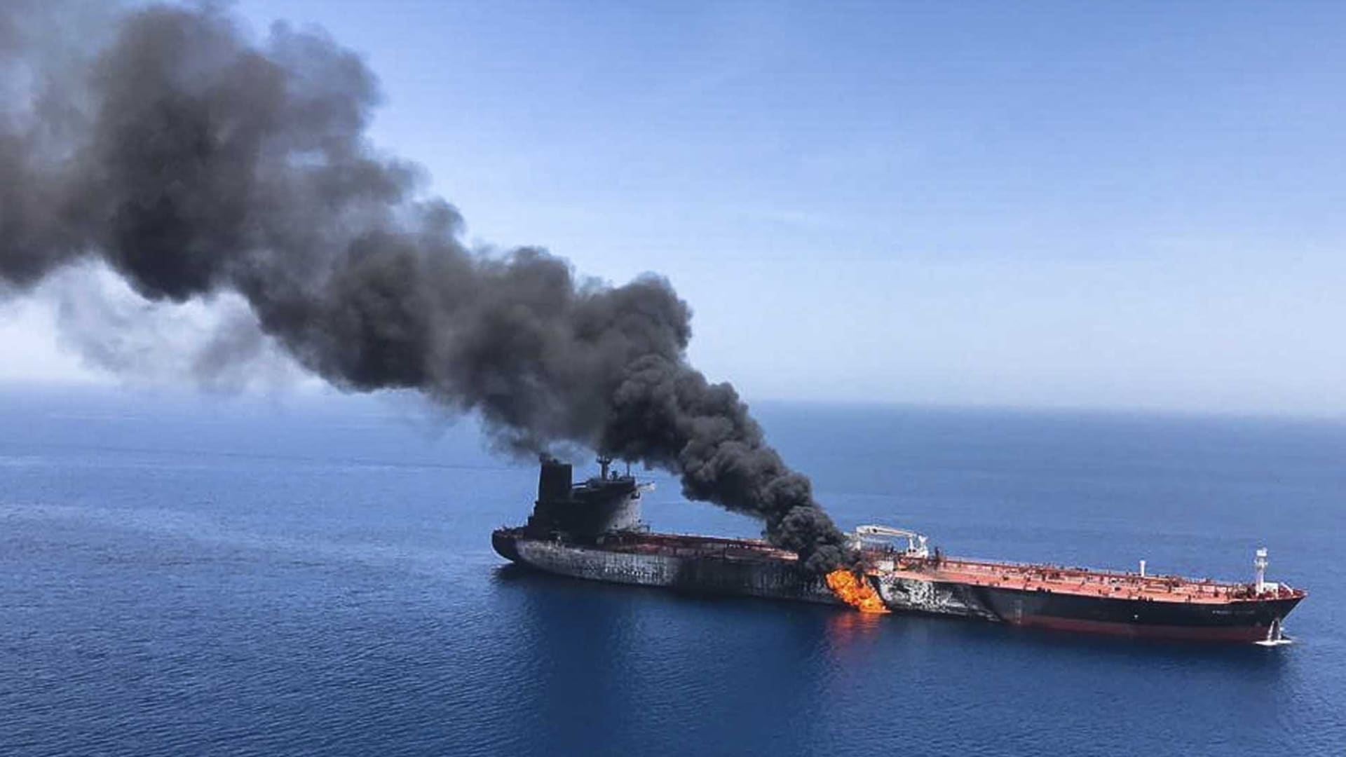  أمريكا تنشر فيديو "نزع" زورق إيراني للغم على سفينة بخليج عُمان