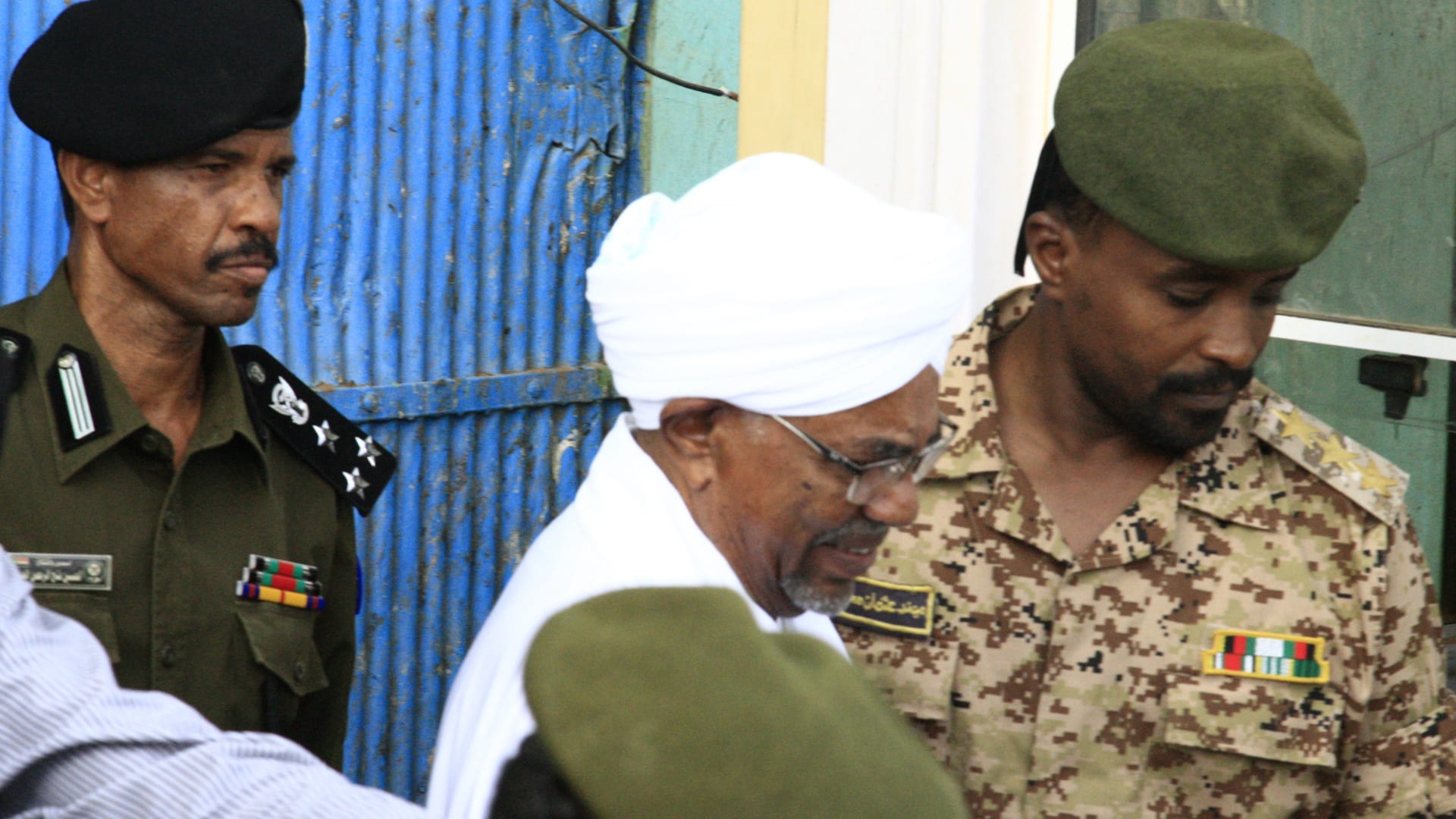 أول ظهور لعمر البشير بعد عزله من رئاسة السودان