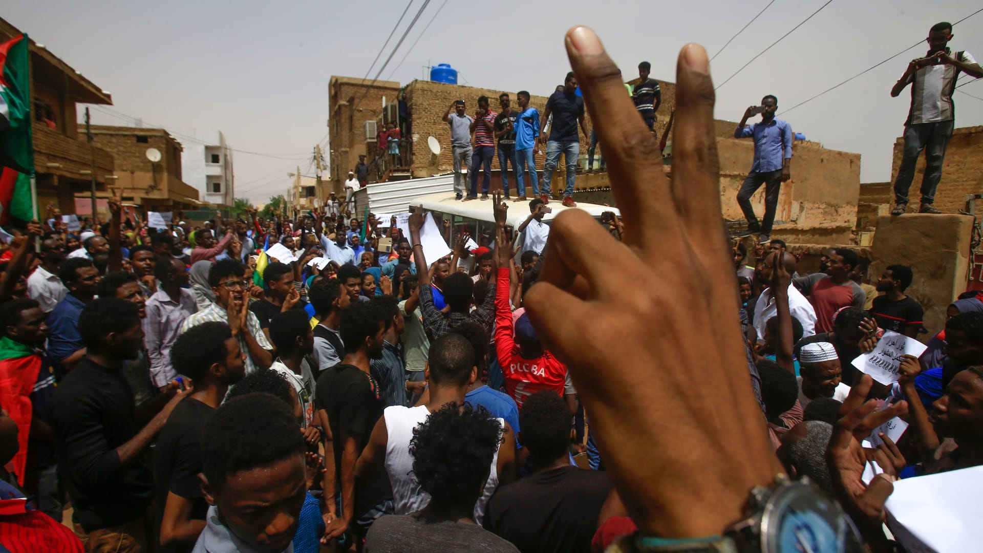 السودان.. النشوة بسقوط البشير تتلاشى والثورة مستمرة
