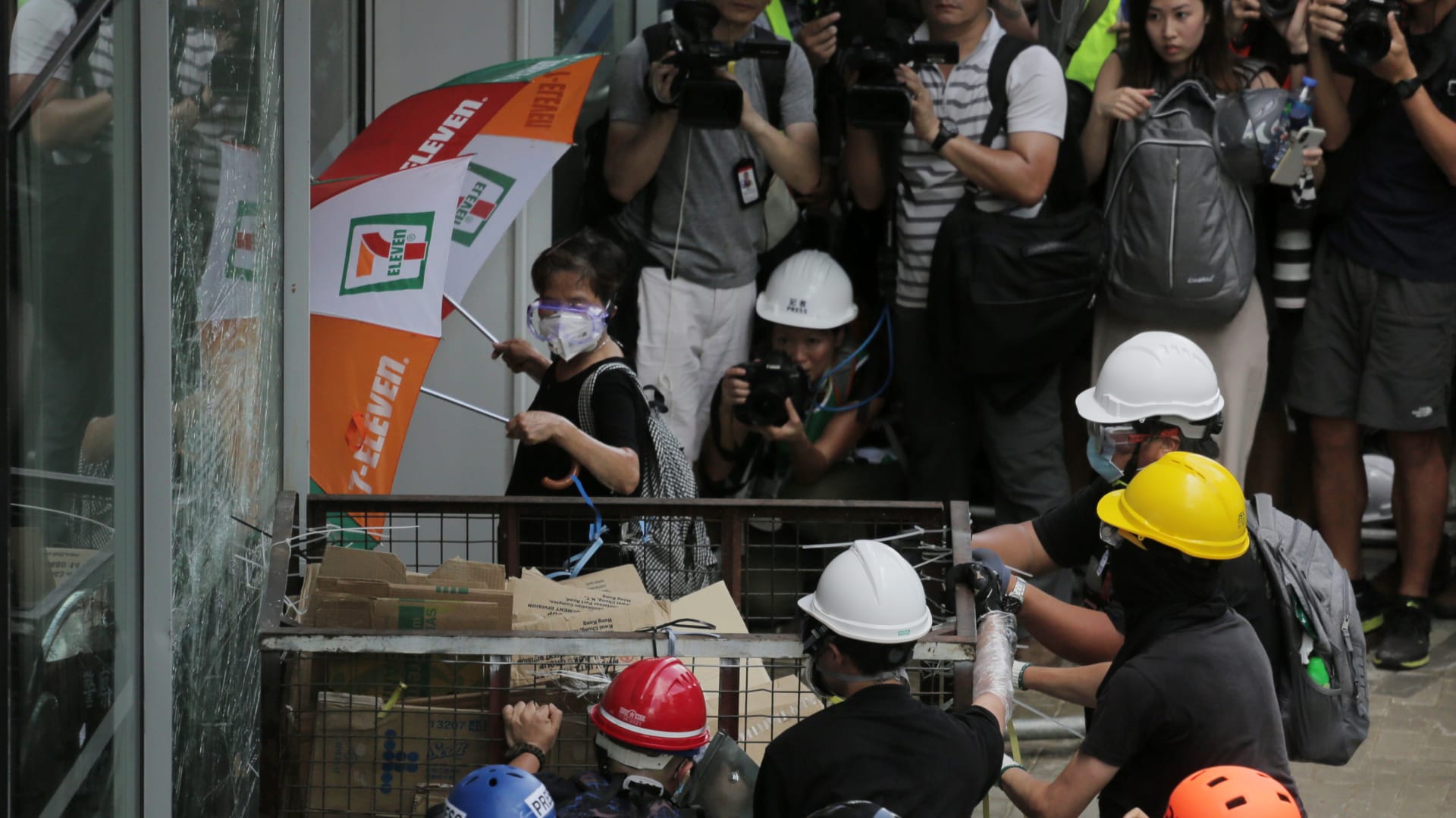 هونغ كونغ: اشتباكات مع الأمن ومحاولة لاقتحام البرلمان