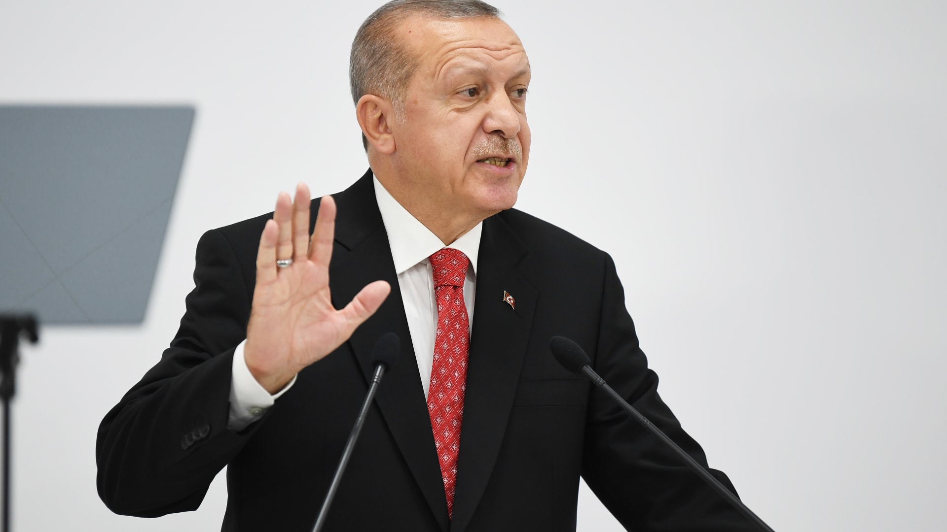 انتقادات واسعة لأردوغان بعد إقالة محافظ البنك المركزي التركي