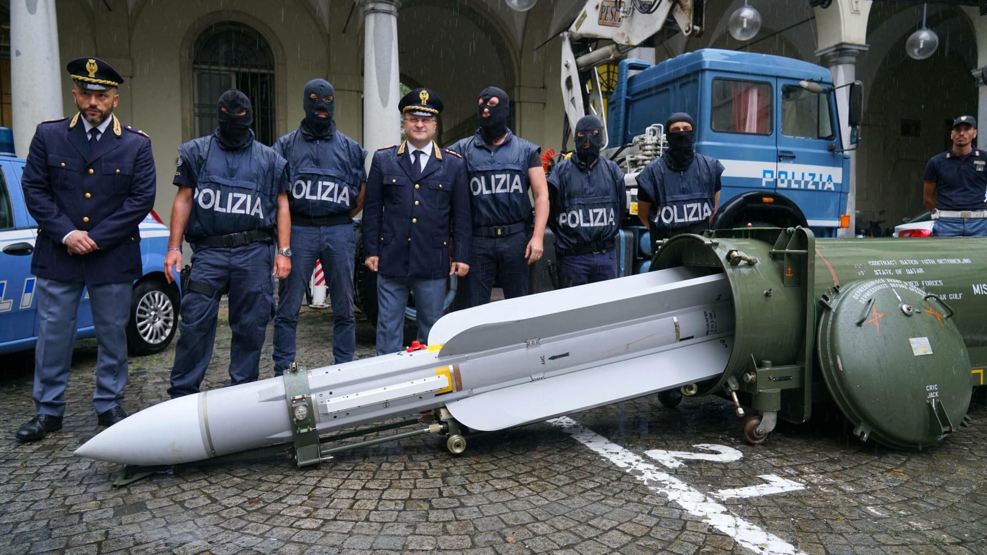 شاهد.. ضبط صاروخ وترسانة أسلحة متطورة في حوزة "نازيين" في إيطاليا