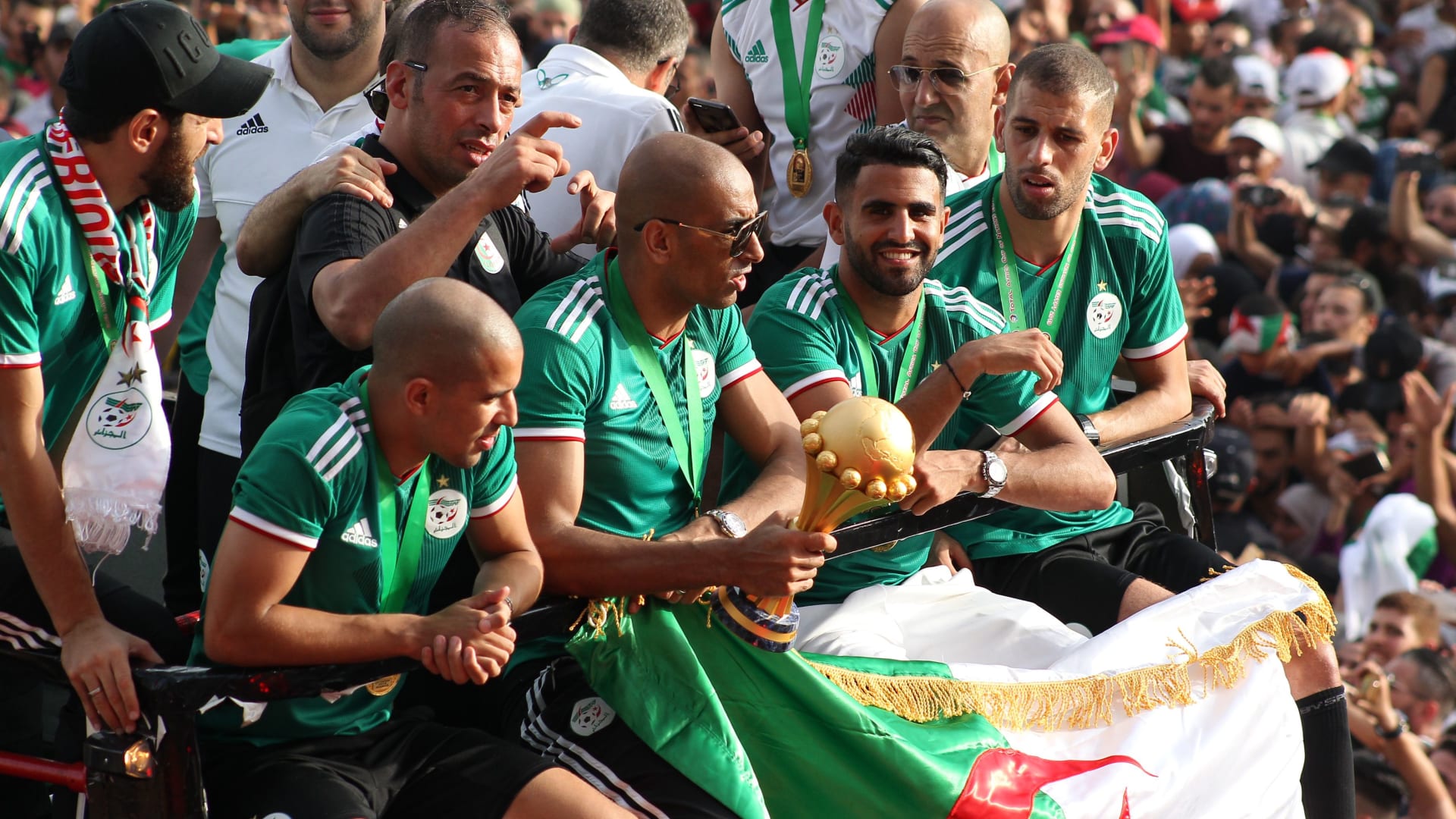 شاهد.. احتفالات الجزائر برياض محرز وزملائه بعد الفوز بأمم أفريقيا