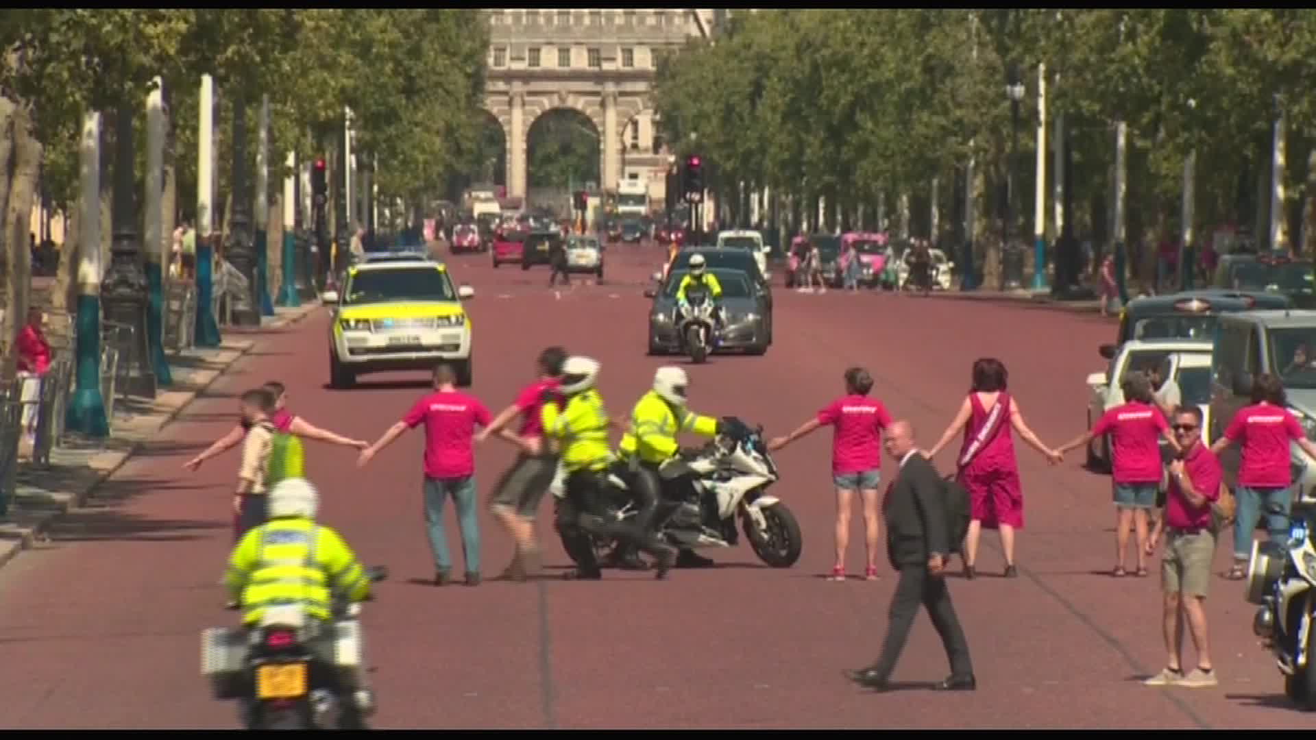 محتجون يعترضون موكب بوريس جونسون في طريقه للقاء ملكة بريطانيا