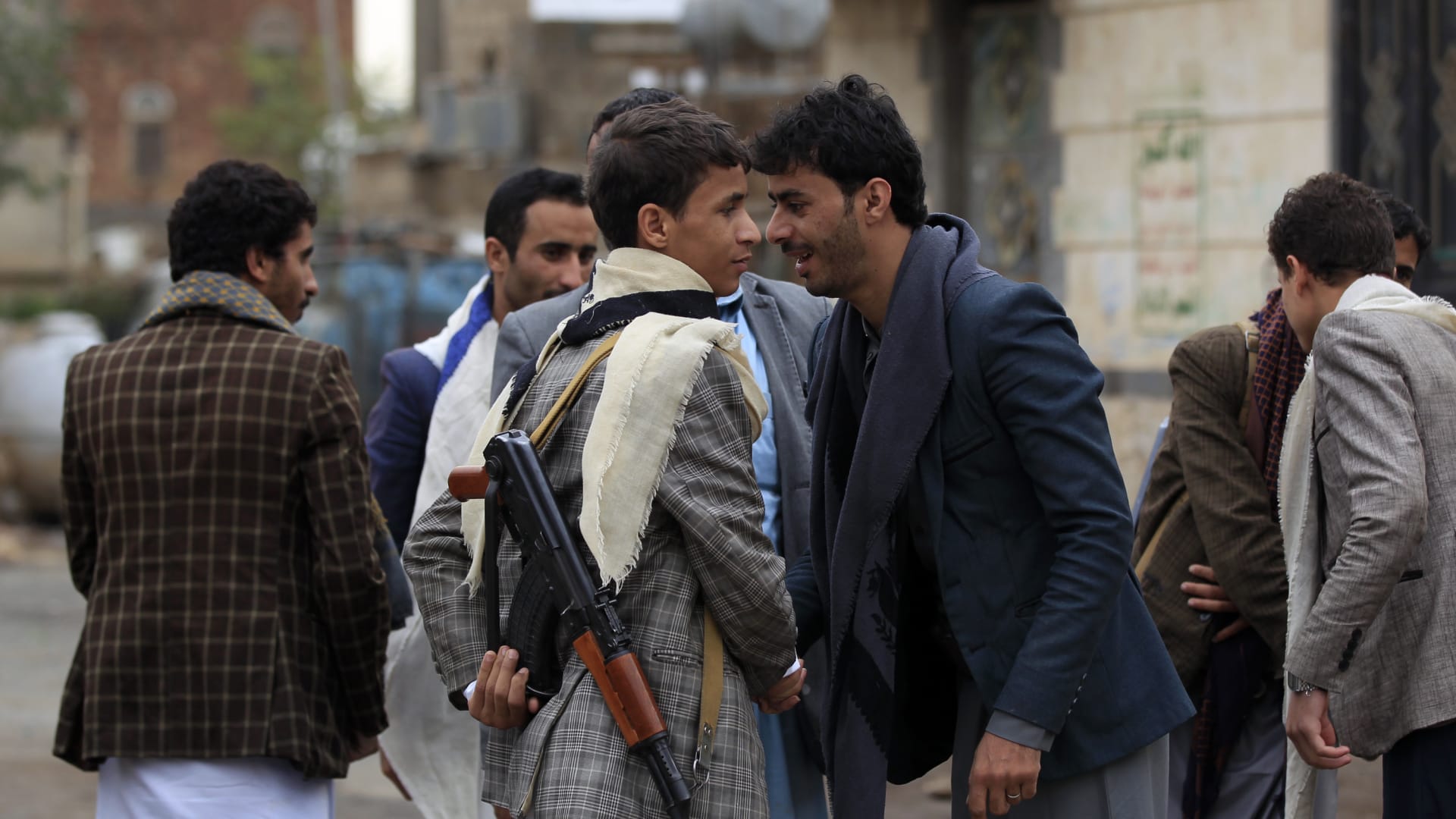 قرقاش لـCNN: الحوثيون يتفاوضون ثم يستهدفون المنشآت المدنية