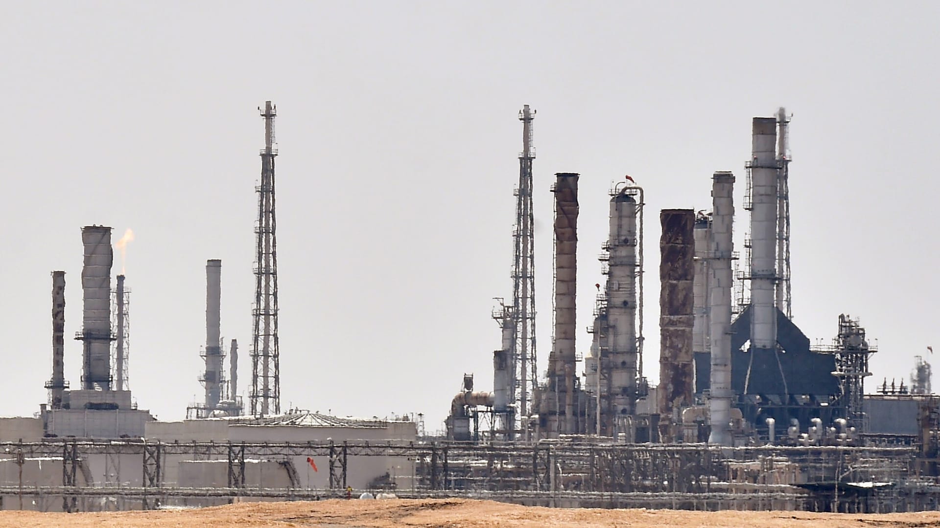 هجمات أرامكو تهدد إمدادات النفط.. واتهامات لإيران
