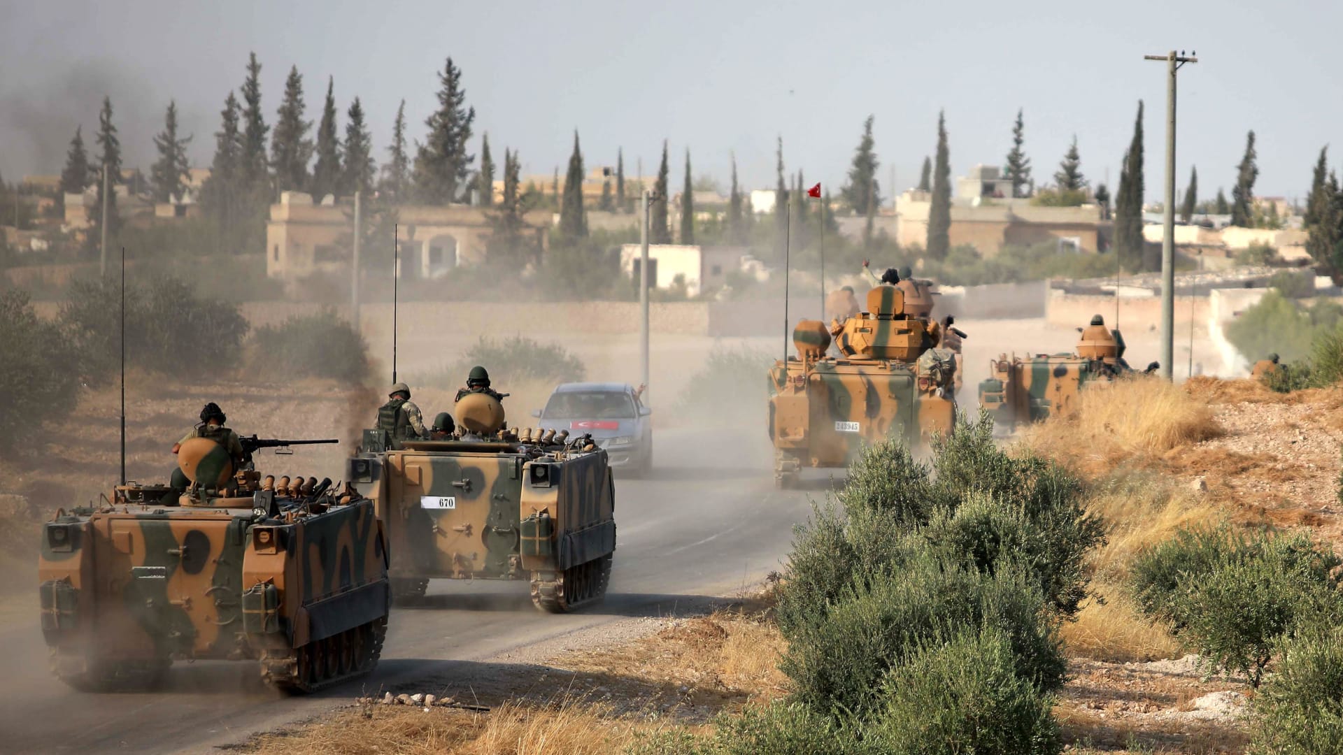 "سباق سيطرة" بين سوريا وتركيا.. وترامب يفرض عقوبات على أنقرة