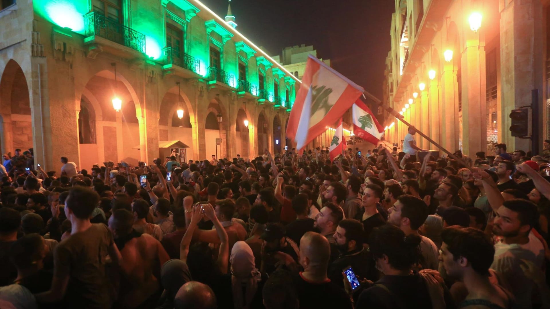 أعمال شغب وهتافات تطالب برحيل حكومة لبنان بعد خطاب الحريري