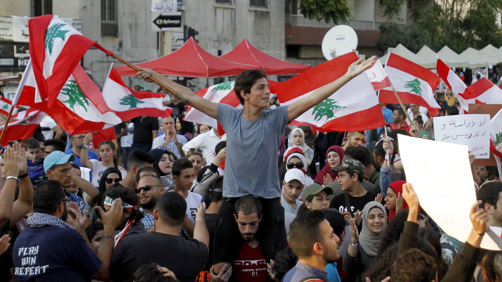 تفاصيل فيديو "بيبي شارك" الشهير في مظاهرات لبنان