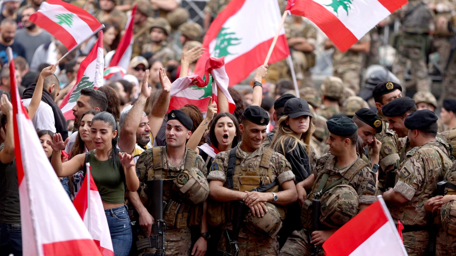 المرأة تتصدر مظاهرات لبنان.. "وفتاة ثائرة" تصبح عروس الساحات