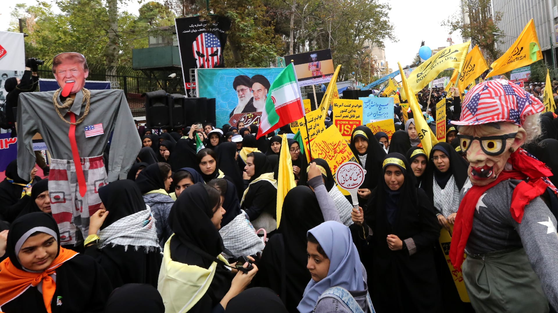 الإيرانيون يحيون الذكرى الأربعين لاقتحام السفارة الأمريكية